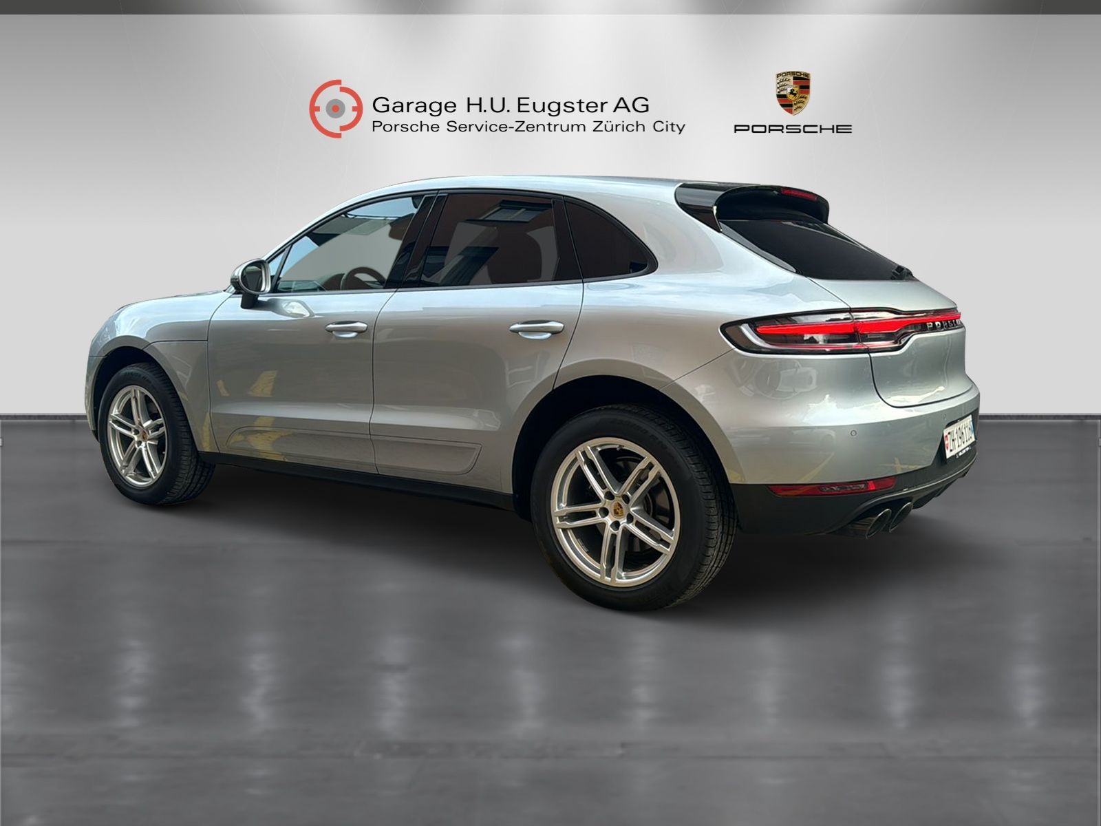 PORSCHE Macan PDK-showroom-element-2