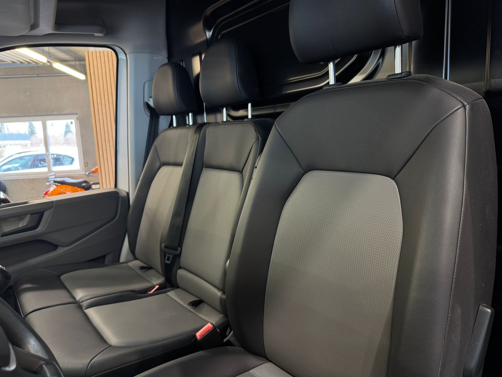 VW Crafter 35 2.0 TDI L4H3-image-14