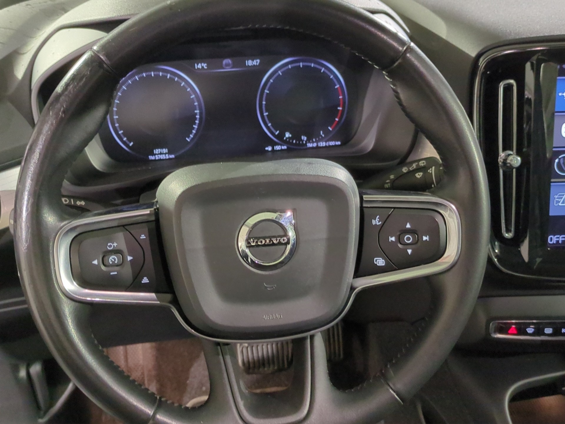 VOLVO XC40 T4 Momentum Geartronic-image-10