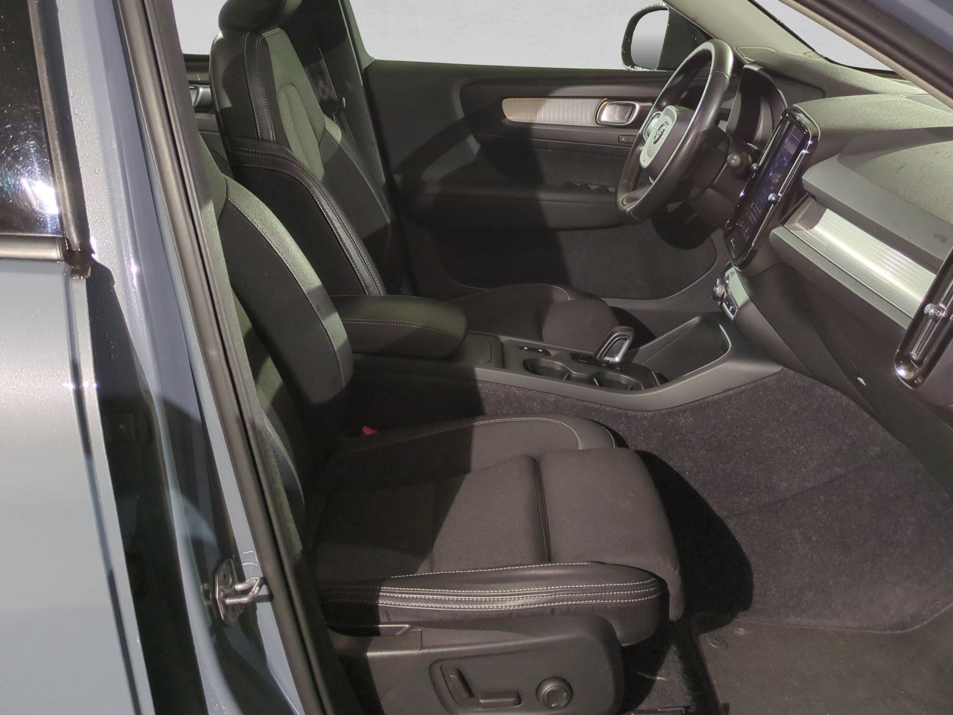VOLVO XC40 T4 Momentum Geartronic-image-16