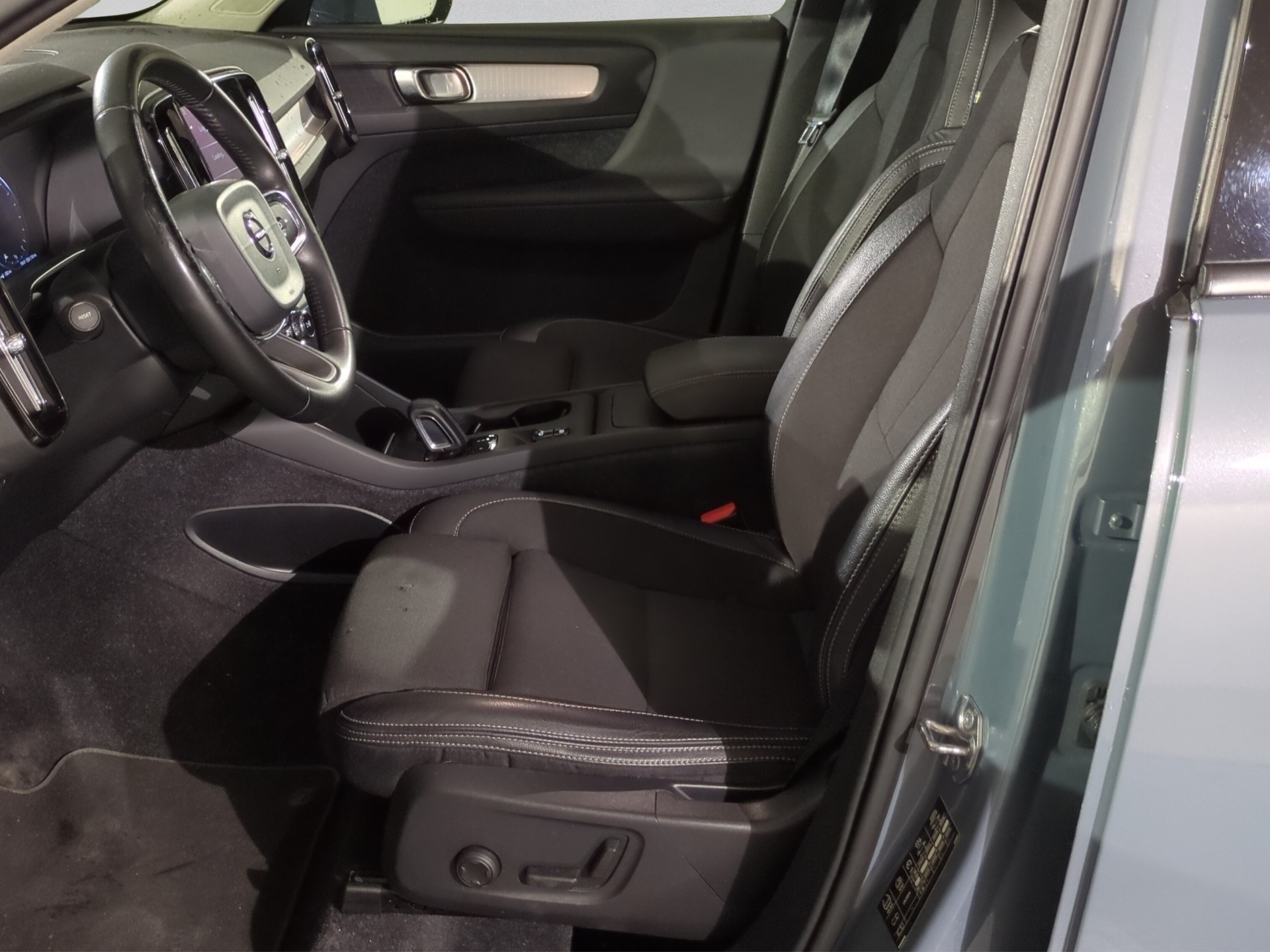 VOLVO XC40 T4 Momentum Geartronic-image-8