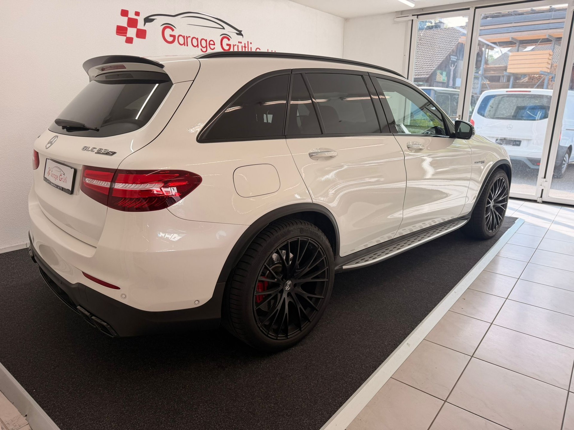 MERCEDES-BENZ GLC 63 S AMG Edition 1 4Matic+ 9G-Tronic-showroom-element-3