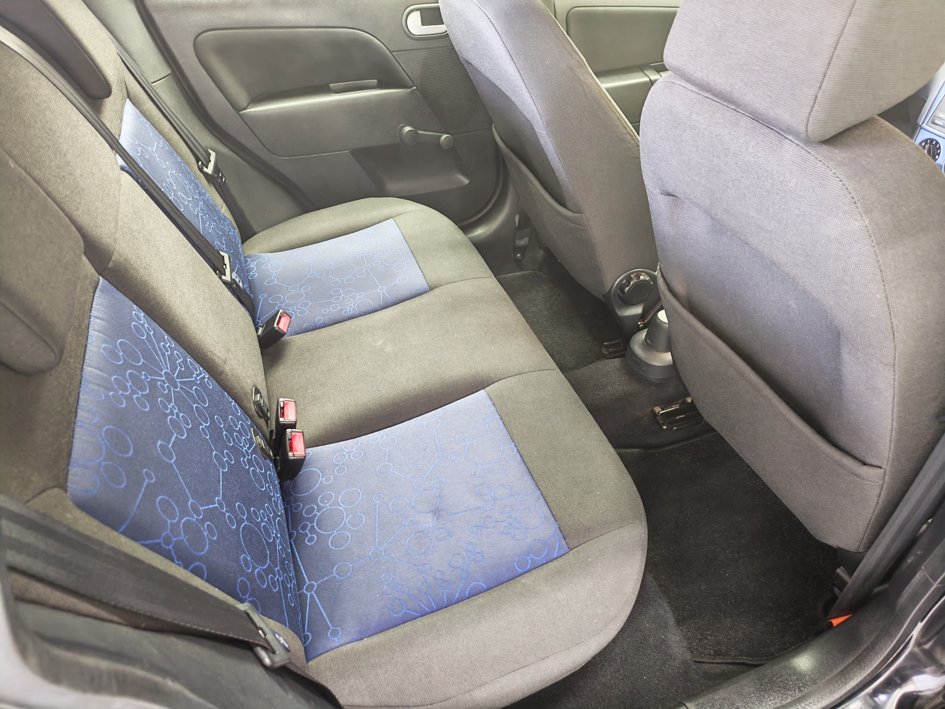 FORD Fiesta 1.4 16V Ambiente-image-12