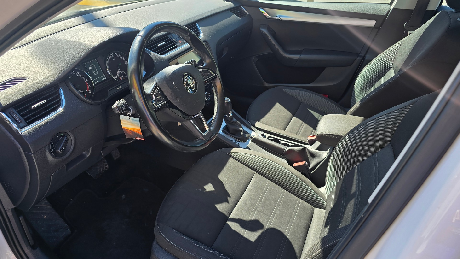 SKODA Octavia Combi 1.6 TDI Ambition DSG-image-9