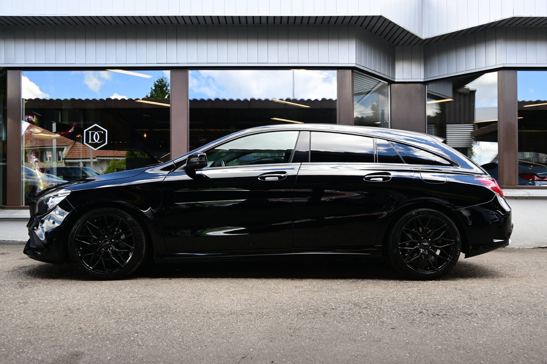 MERCEDES-BENZ CLA 200 AMG Line Shooting Brake-showroom-element-3