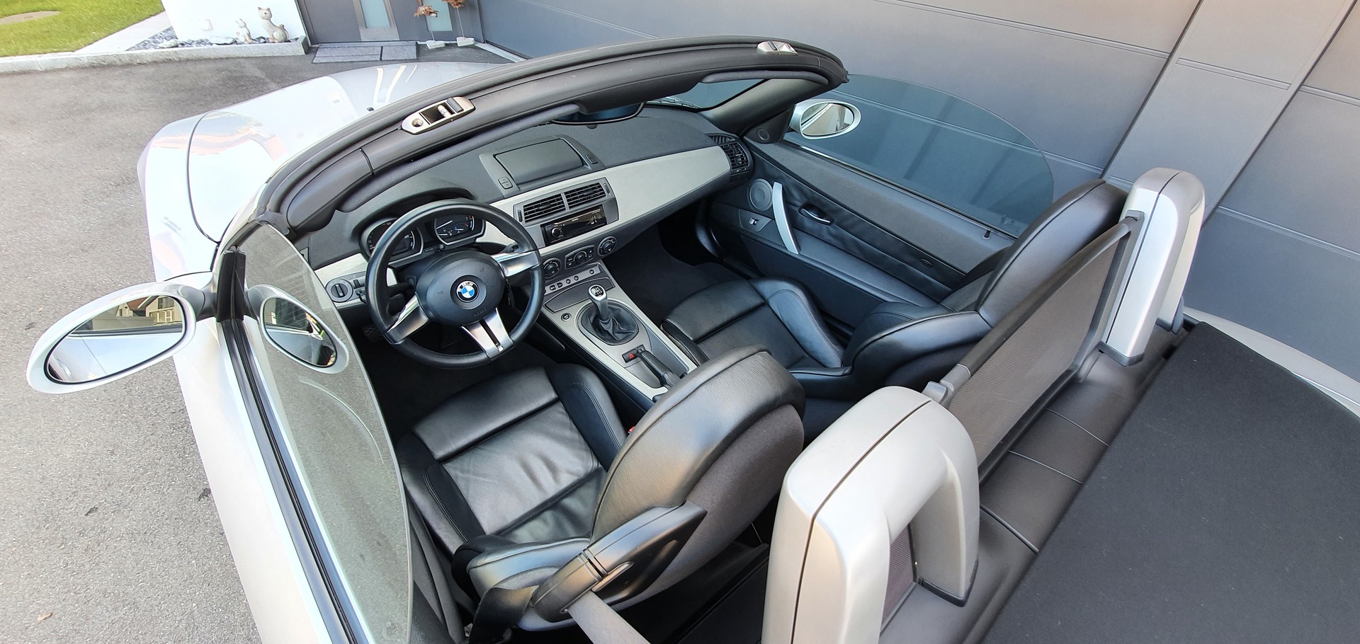 BMW 3.0i-image-6