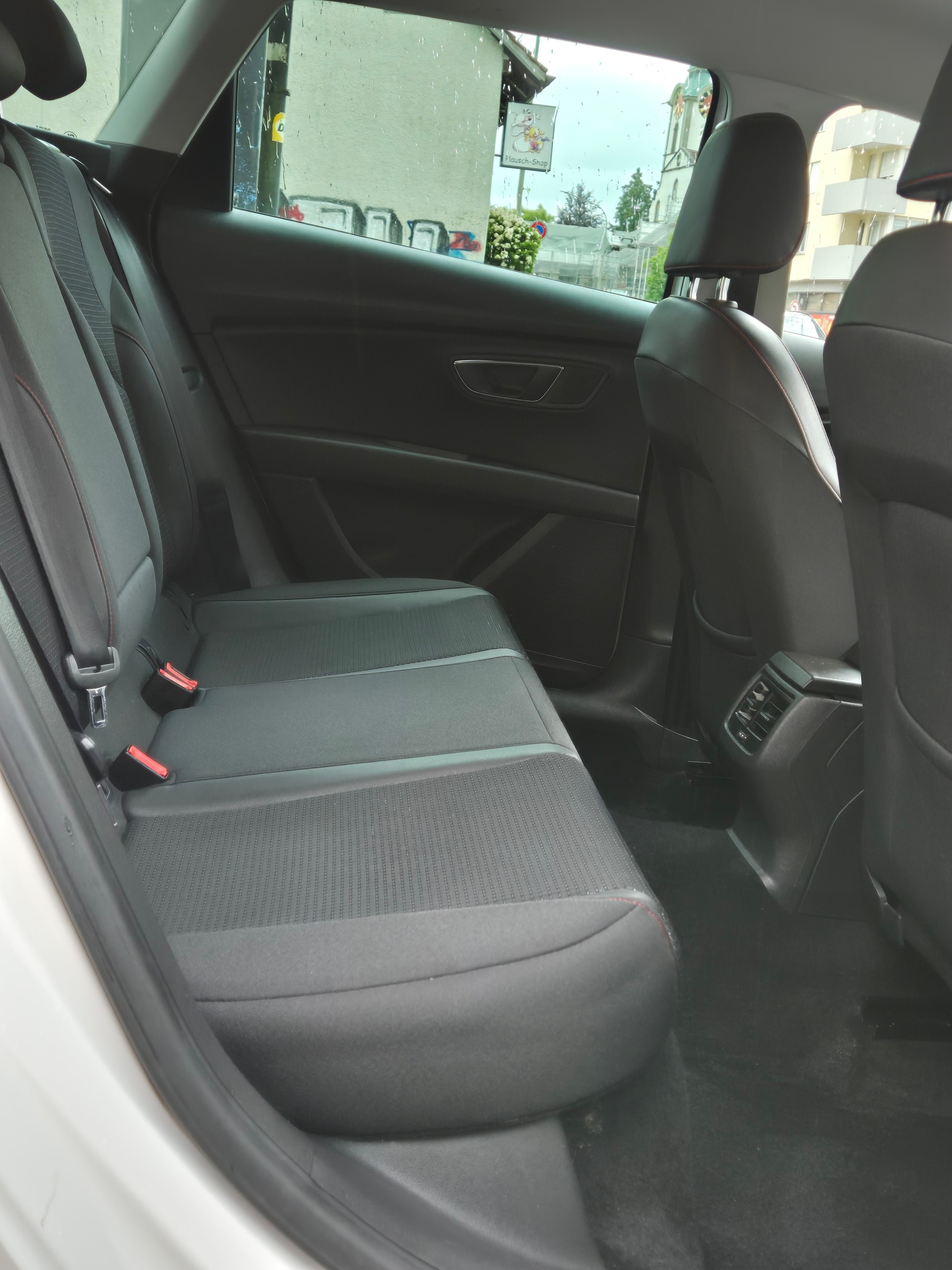 SEAT Leon ST 2.0 TDI FR Line-image-8