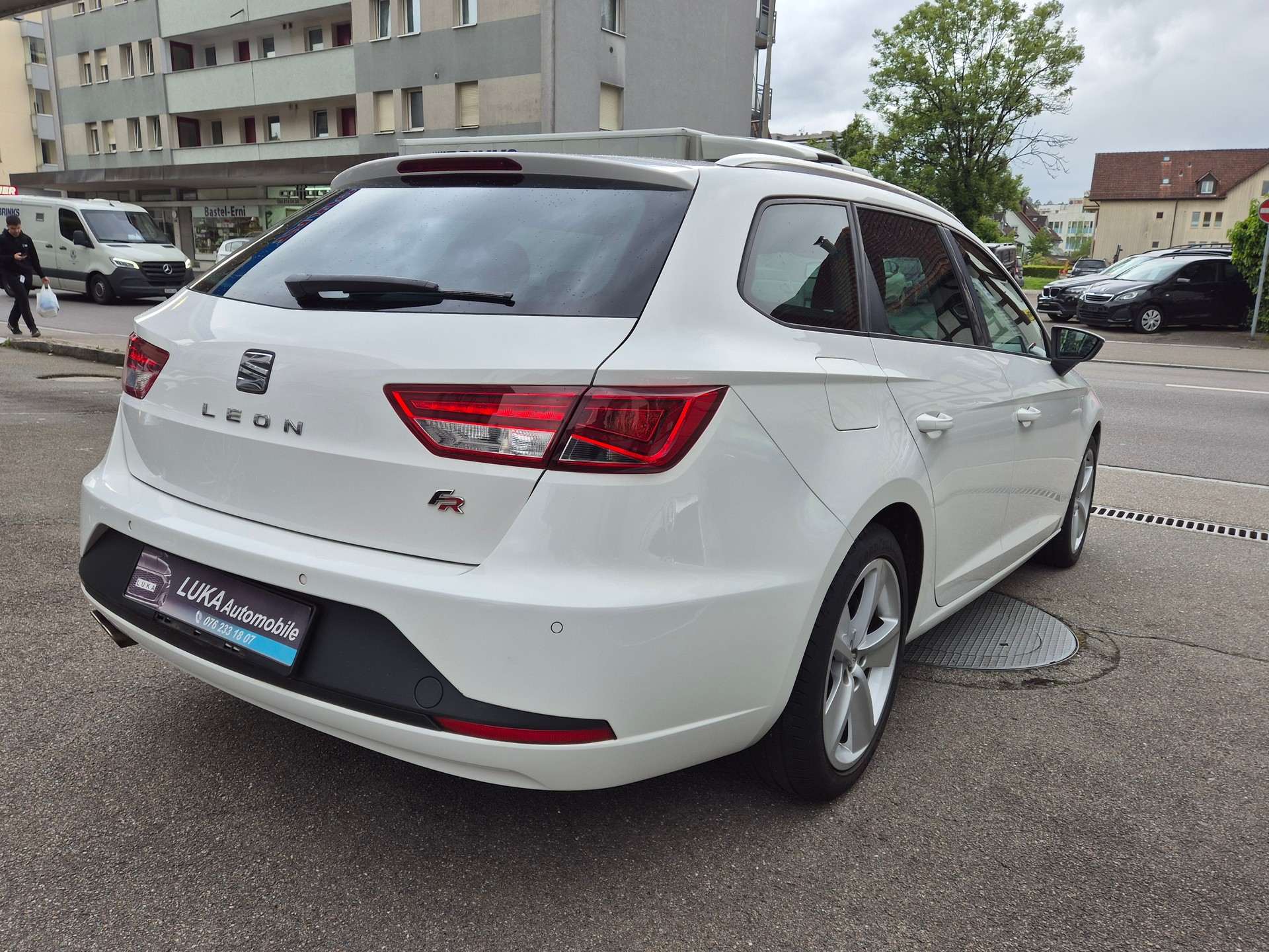 SEAT Leon ST 2.0 TDI FR Line-showroom-element-3