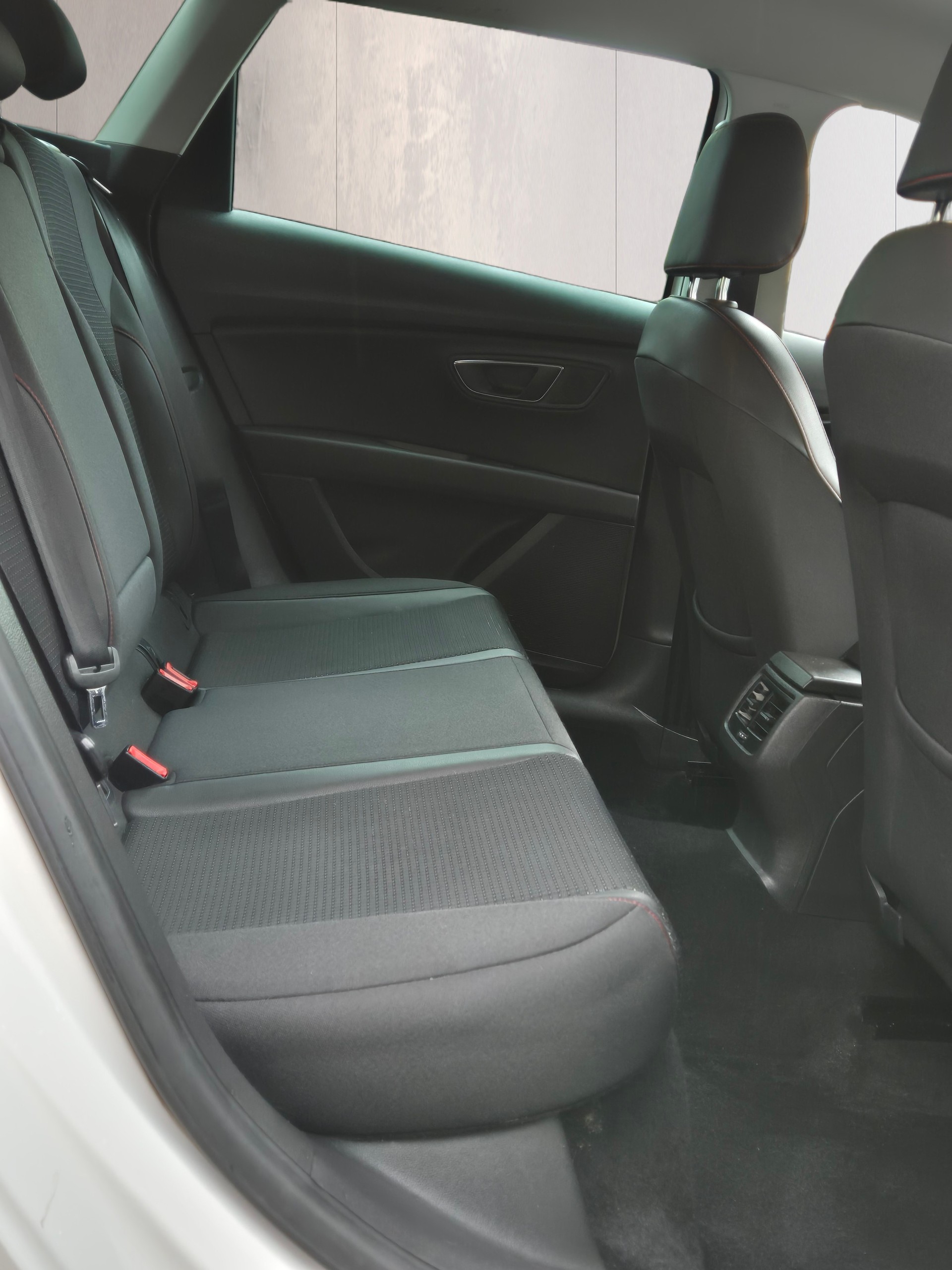 SEAT Leon ST 2.0 TDI FR Line-image-8