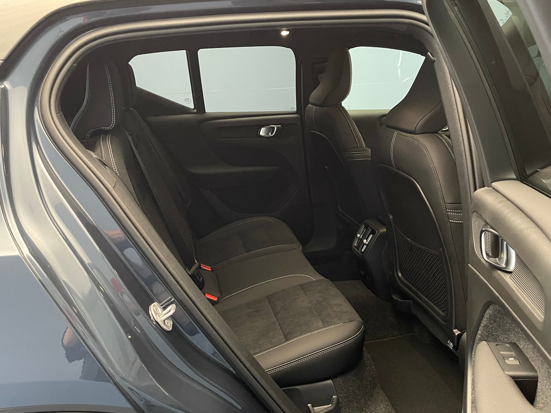 VOLVO EX40 Twin Black Edition AWD-showroom-element-3