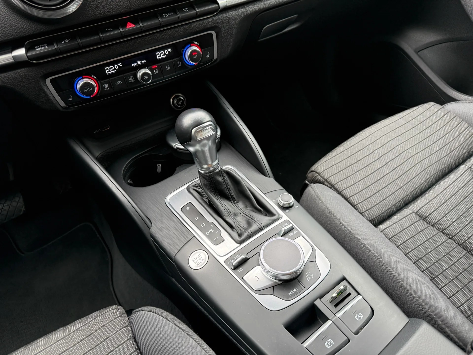 AUDI A3 Sportback 1.4 e-tron Sport S-tronic-image-12