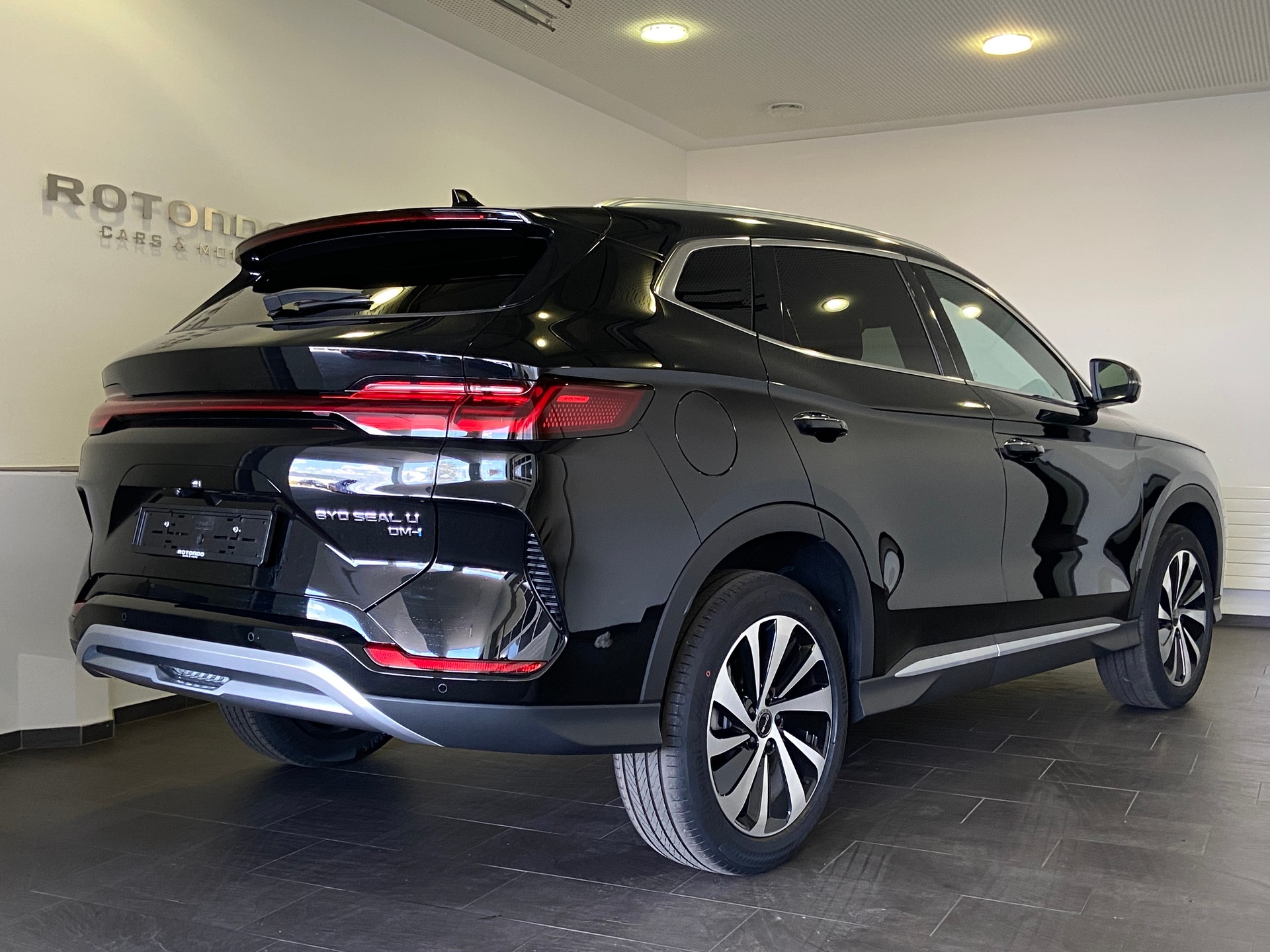 BYD Seal U DM-i Design AWD-showroom-element-1