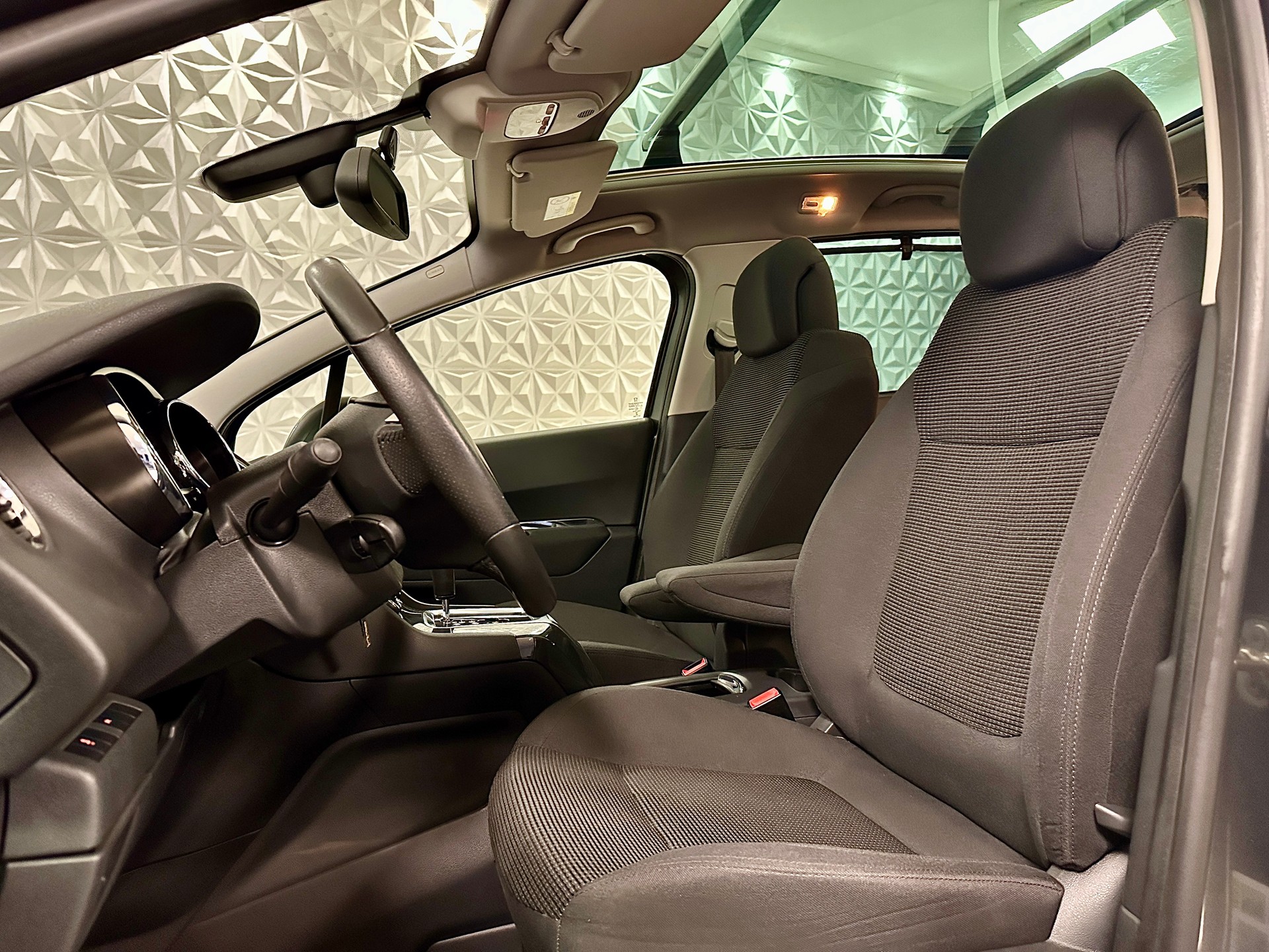 PEUGEOT 5008 1.6 16V T **7-PLÄTZER** Allure Tiptronic-image-11