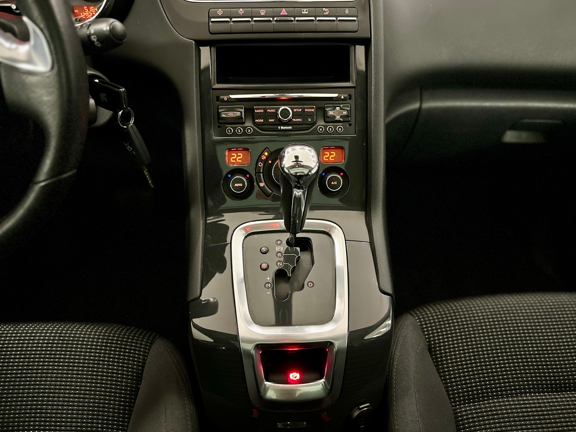 PEUGEOT 5008 1.6 16V T **7-PLÄTZER** Allure Tiptronic-image-18