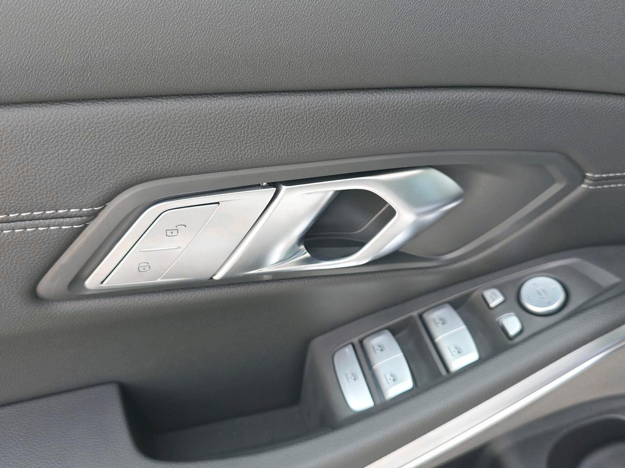 BMW 330d xDrive-image-16