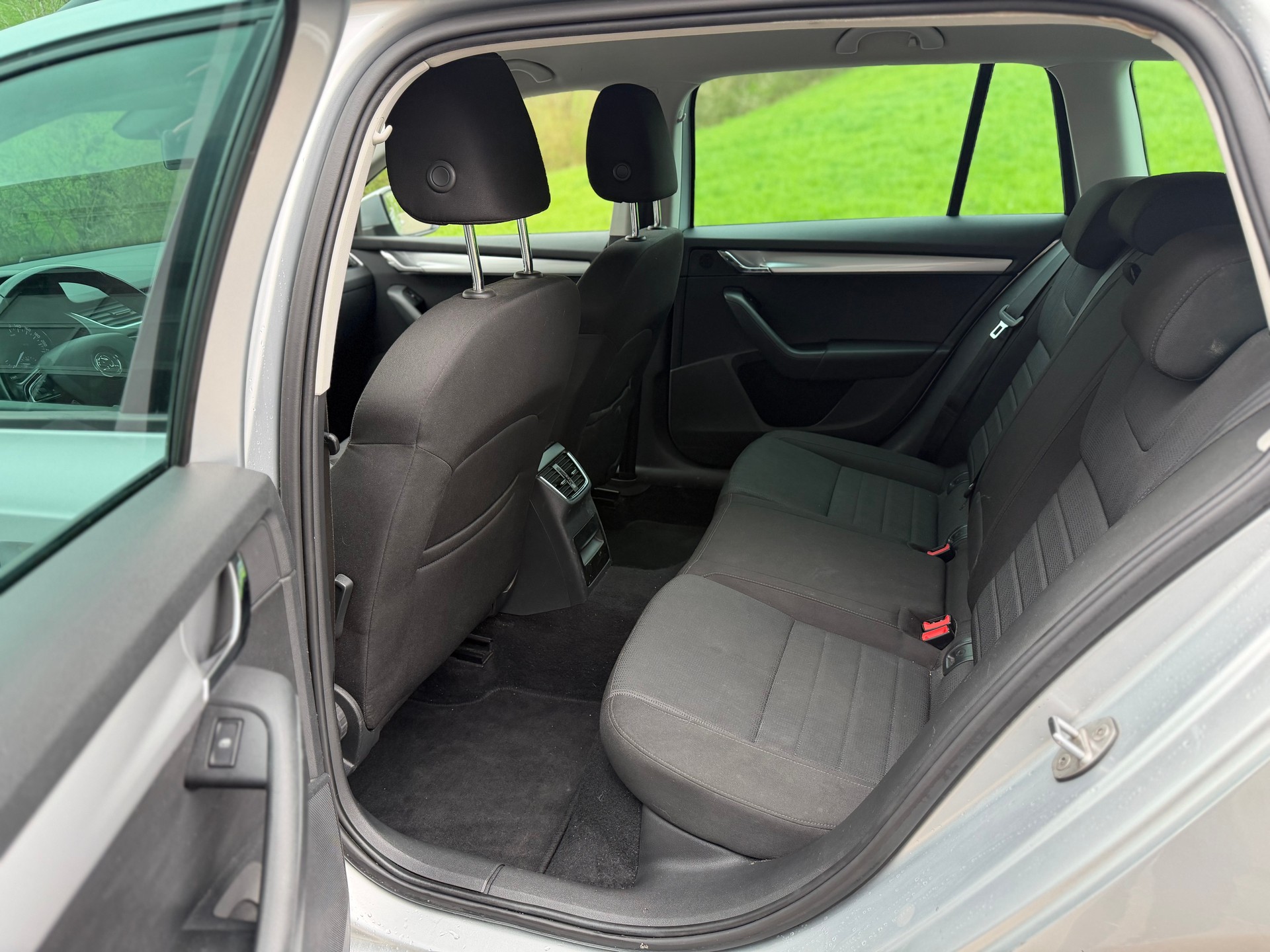 SKODA Octavia Combi 2.0 TDI Ambition 4x4 DSG-image-8