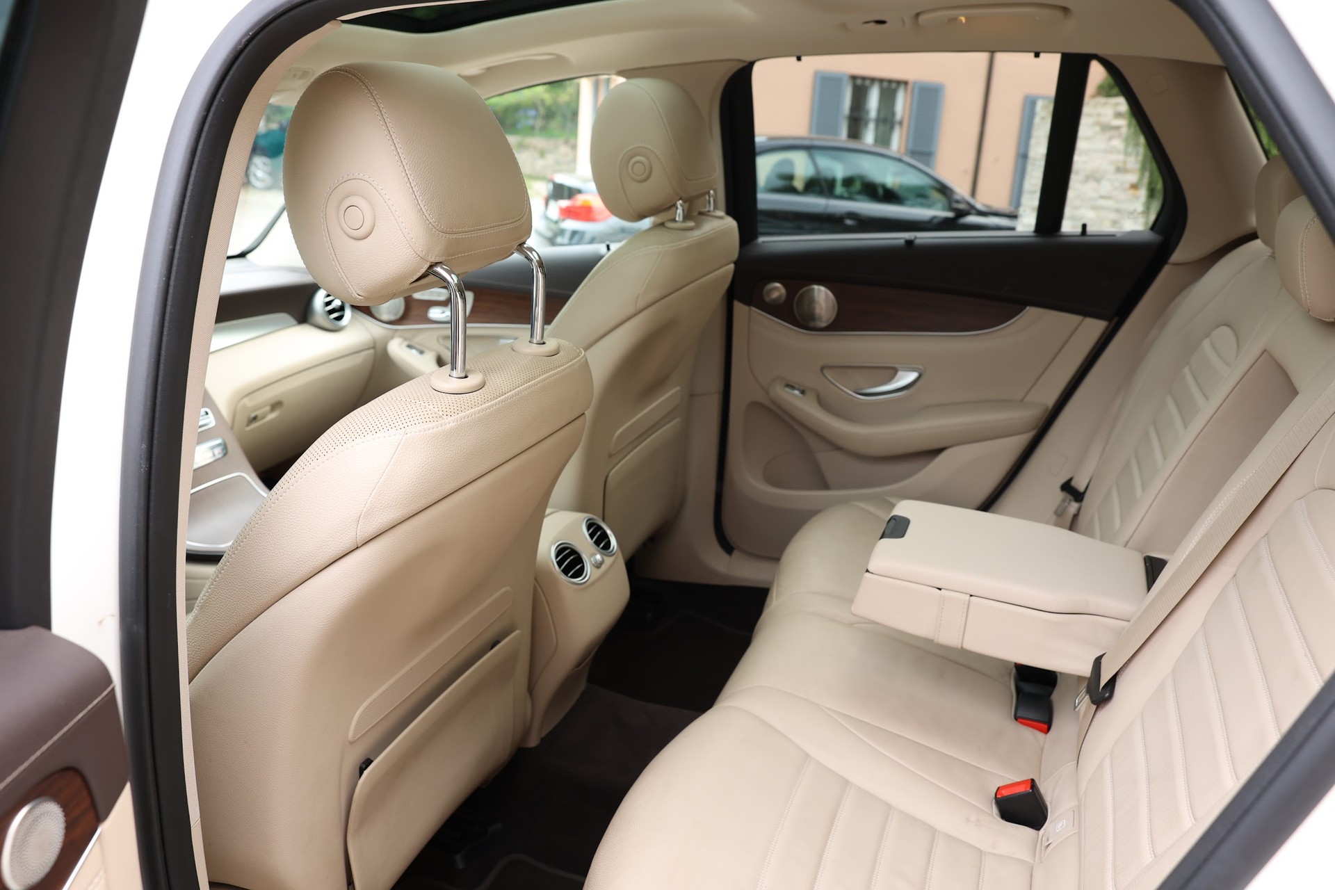 MERCEDES-BENZ GLC 200 4MATIC AMG Line-image-3