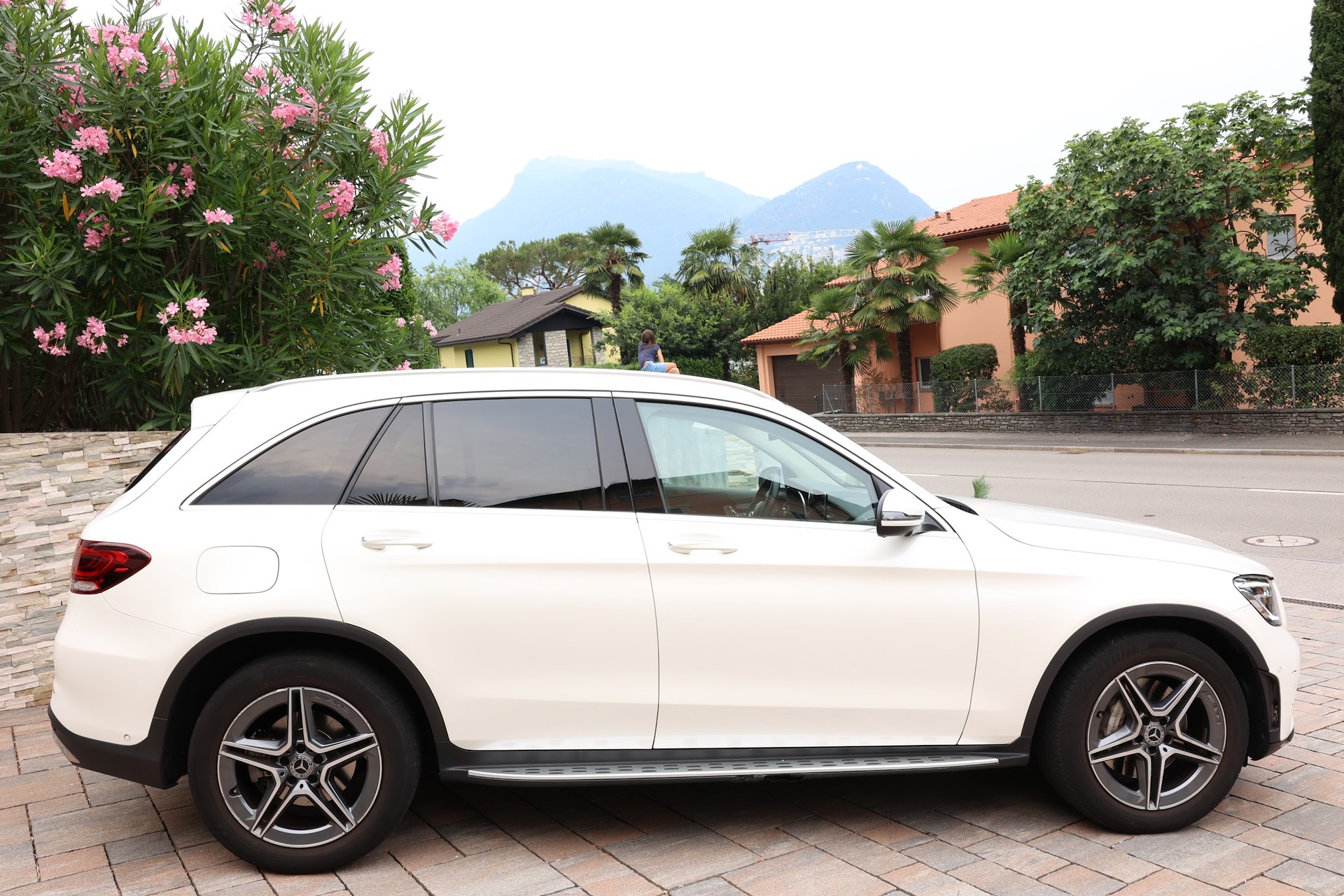 MERCEDES-BENZ GLC 200 4MATIC AMG Line-image-2