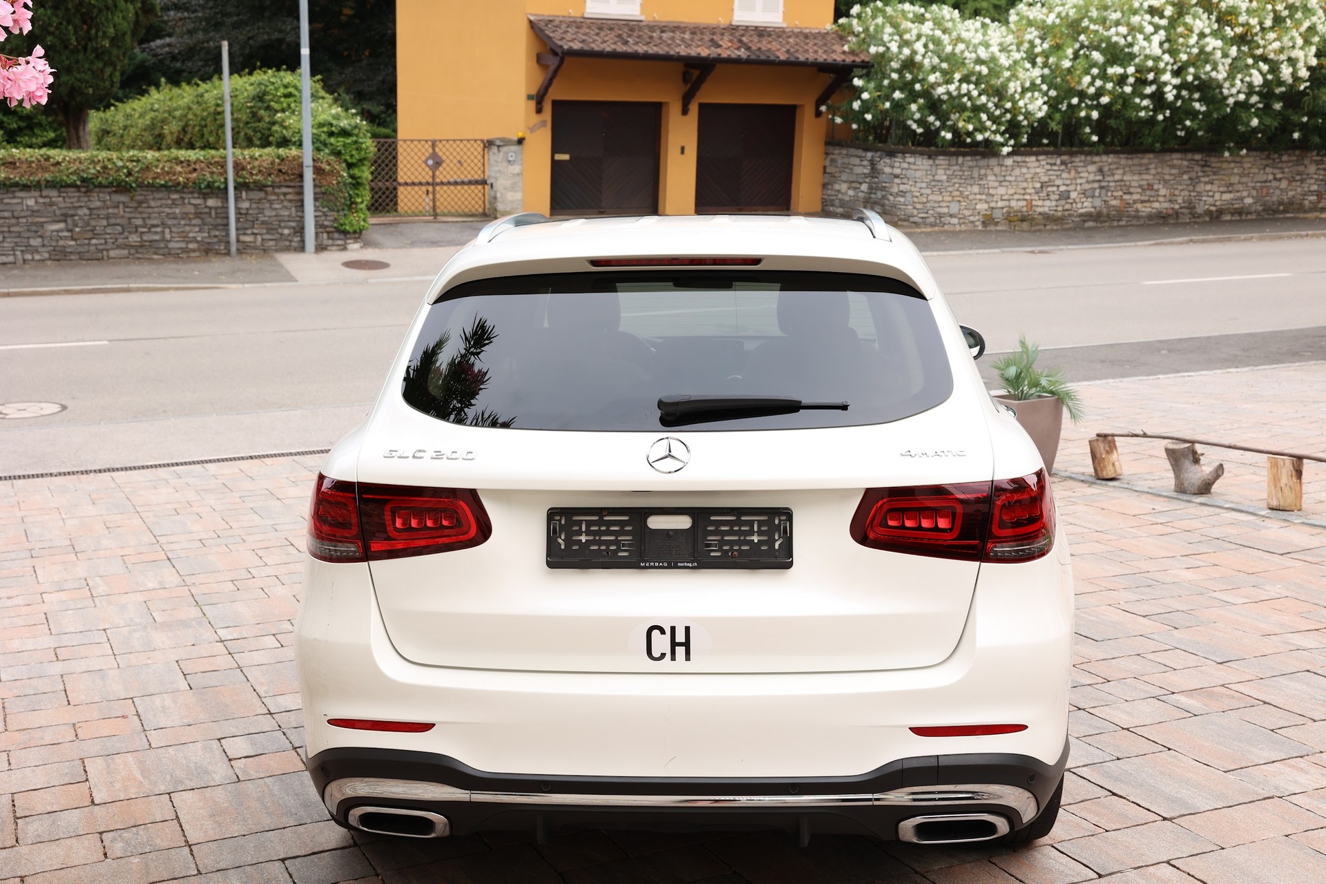 MERCEDES-BENZ GLC 200 4MATIC AMG Line-image-4