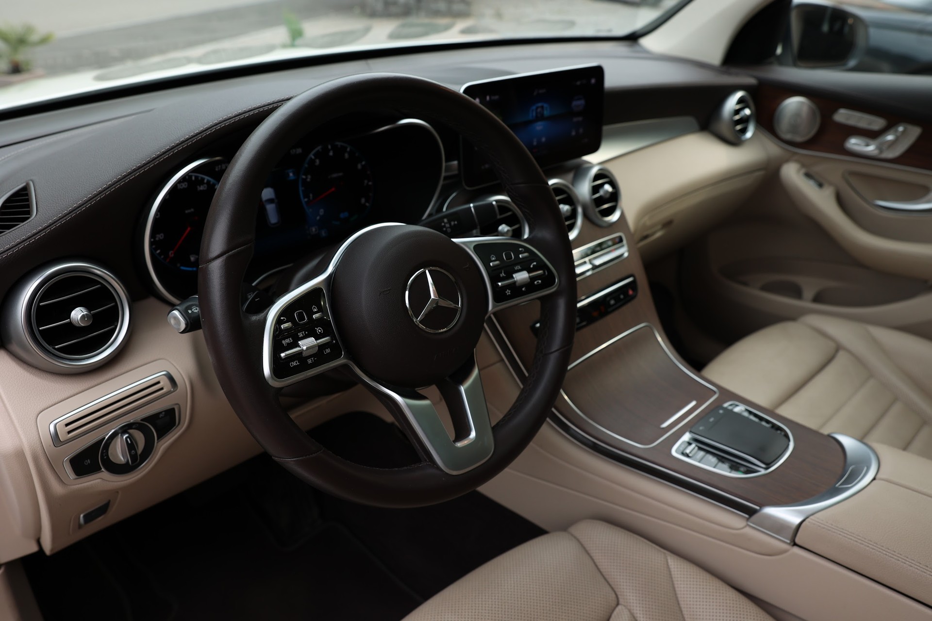 MERCEDES-BENZ GLC 200 4MATIC AMG Line-image-1