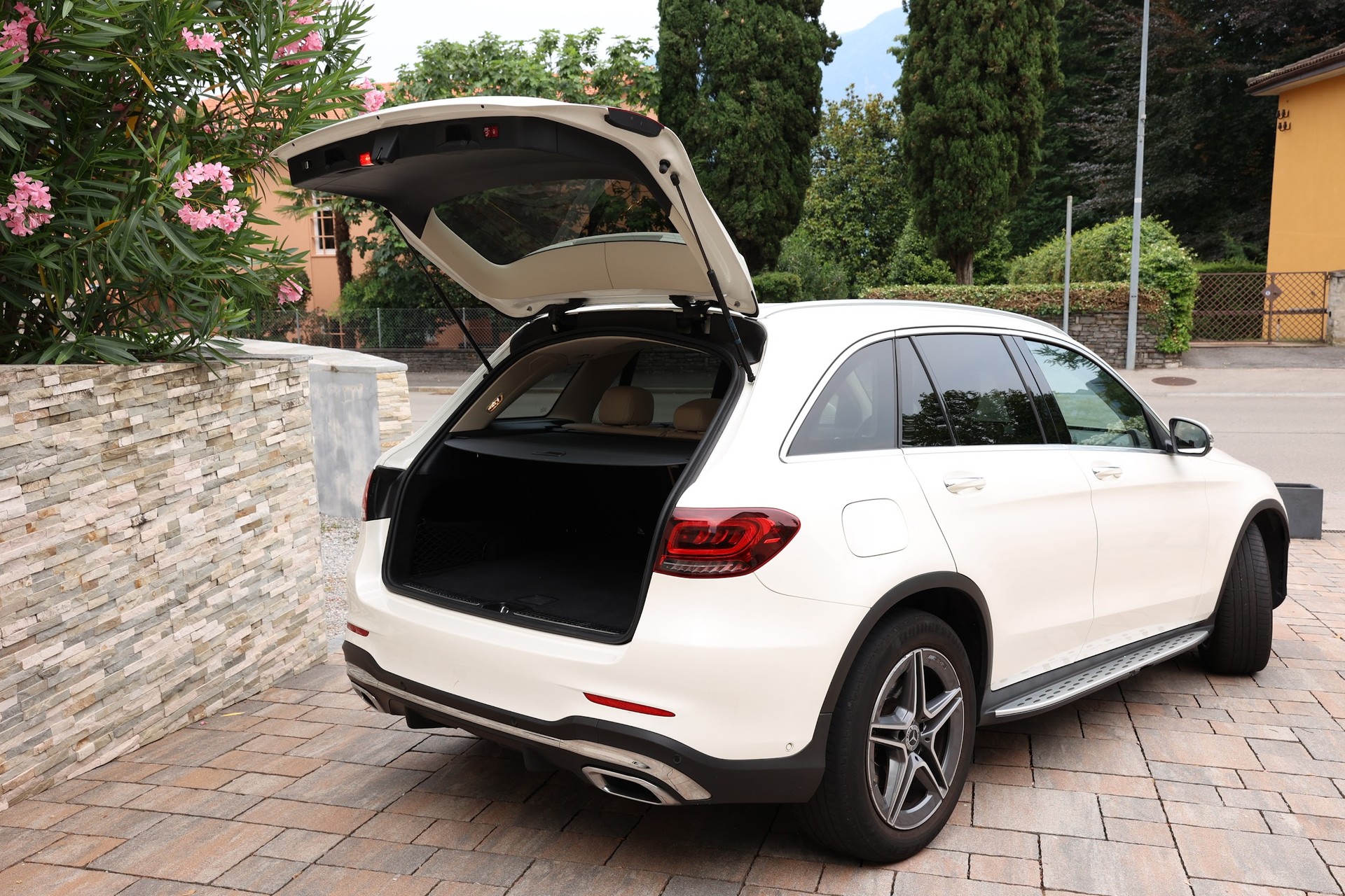 MERCEDES-BENZ GLC 200 4MATIC AMG Line-image-6
