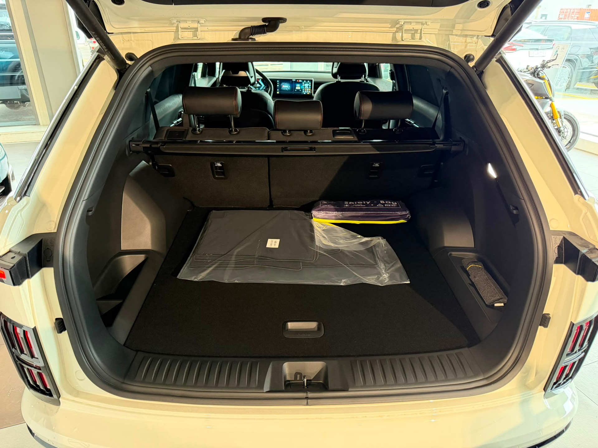 KGM-SsangYong Actyon 1.5 T GDI Hybrid Titanium Automat-showroom-element-3