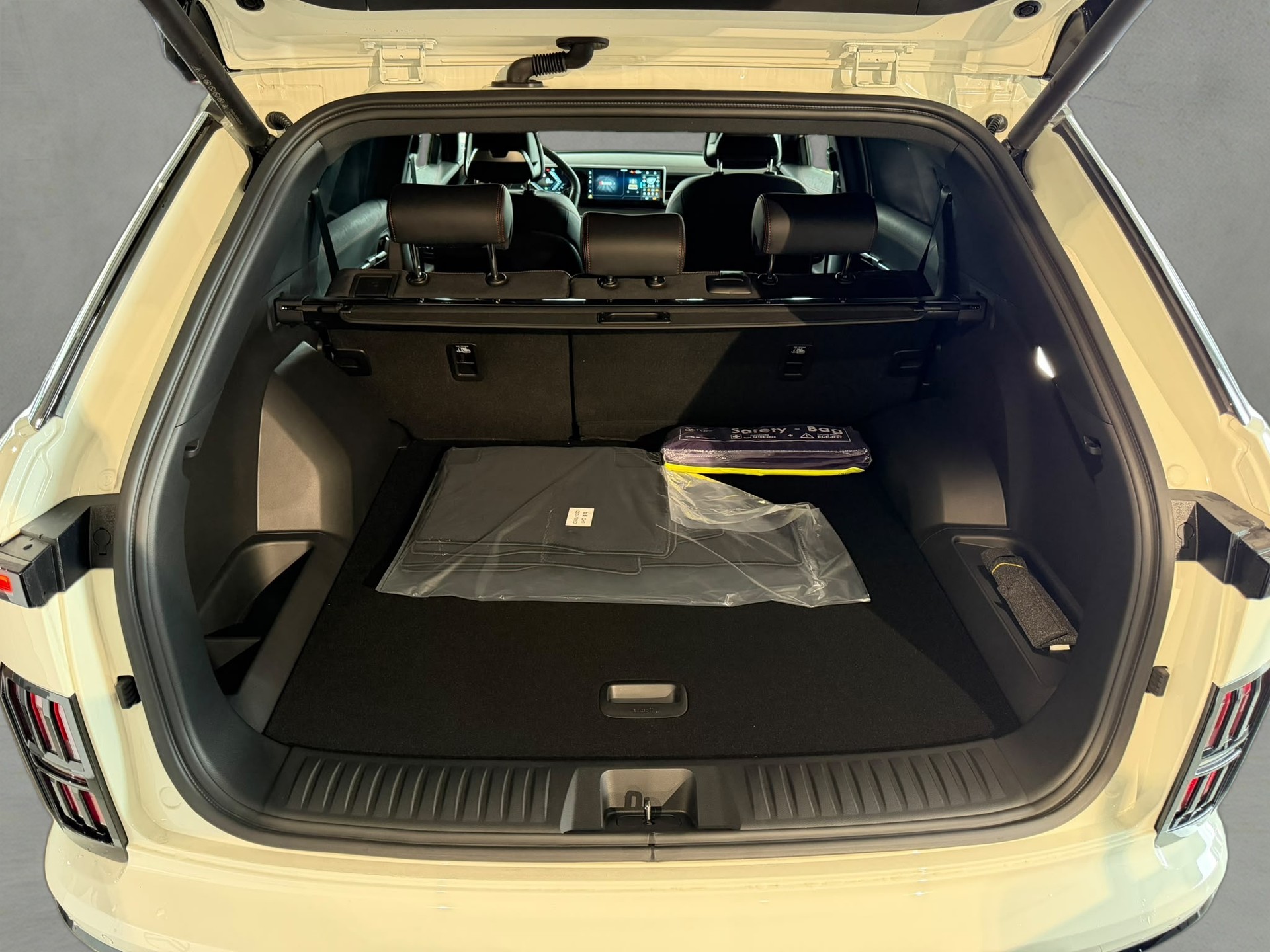 KGM-SsangYong Actyon 1.5 T GDI Hybrid Titanium Automat-showroom-element-3