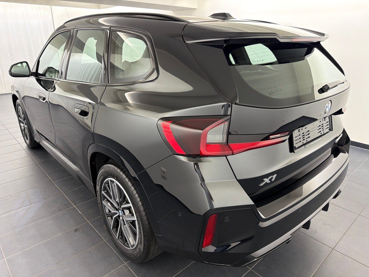 BMW X1 sDrive 18i M Sport-showroom-element-1