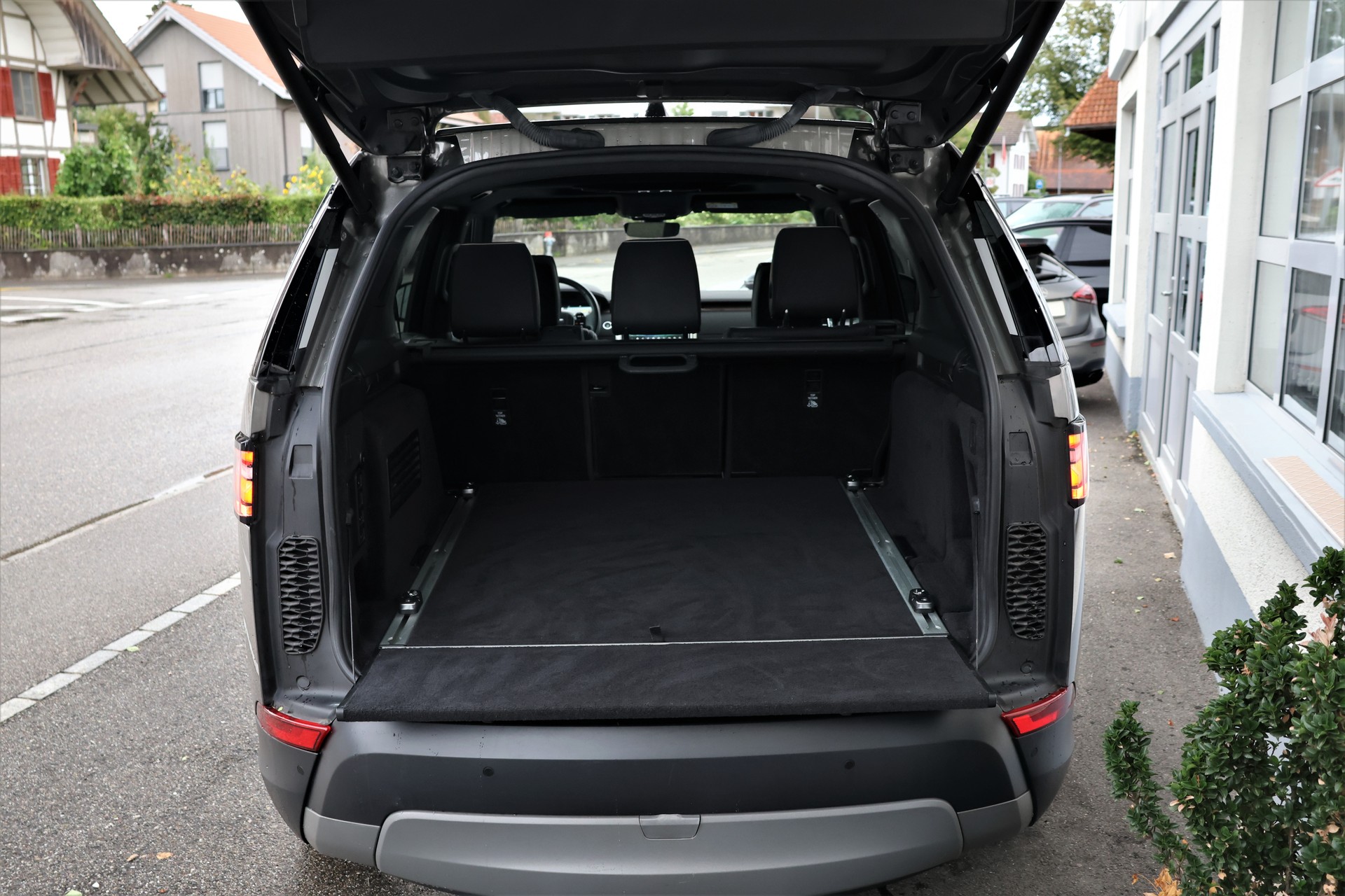 LAND ROVER Discovery 3.0 SDV6 HSE Luxury Automatic (CH) + 3.5T AHK-image-17
