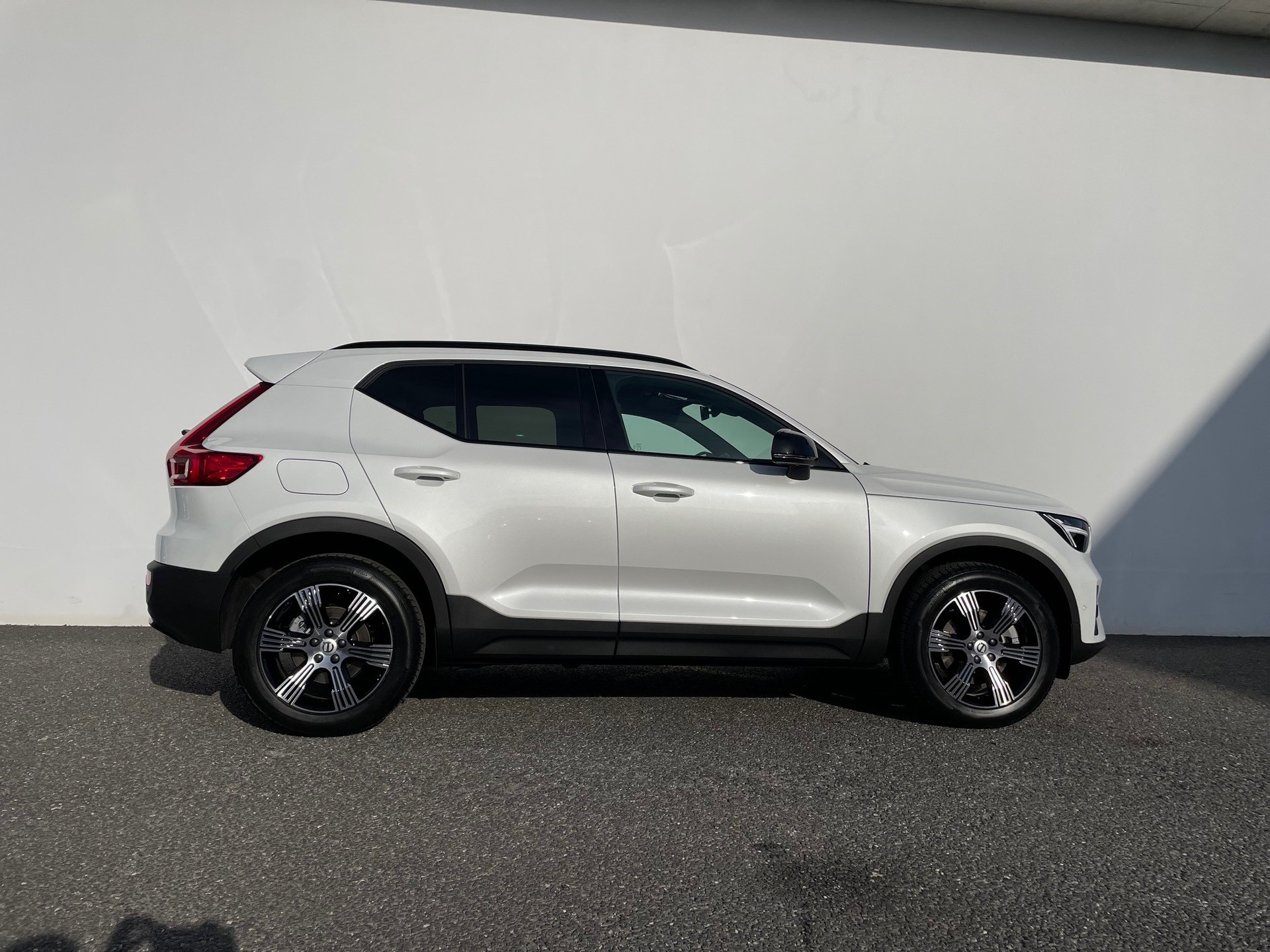 VOLVO XC40 2.0 B5 MH Ultimate Dark AWD-showroom-element-2