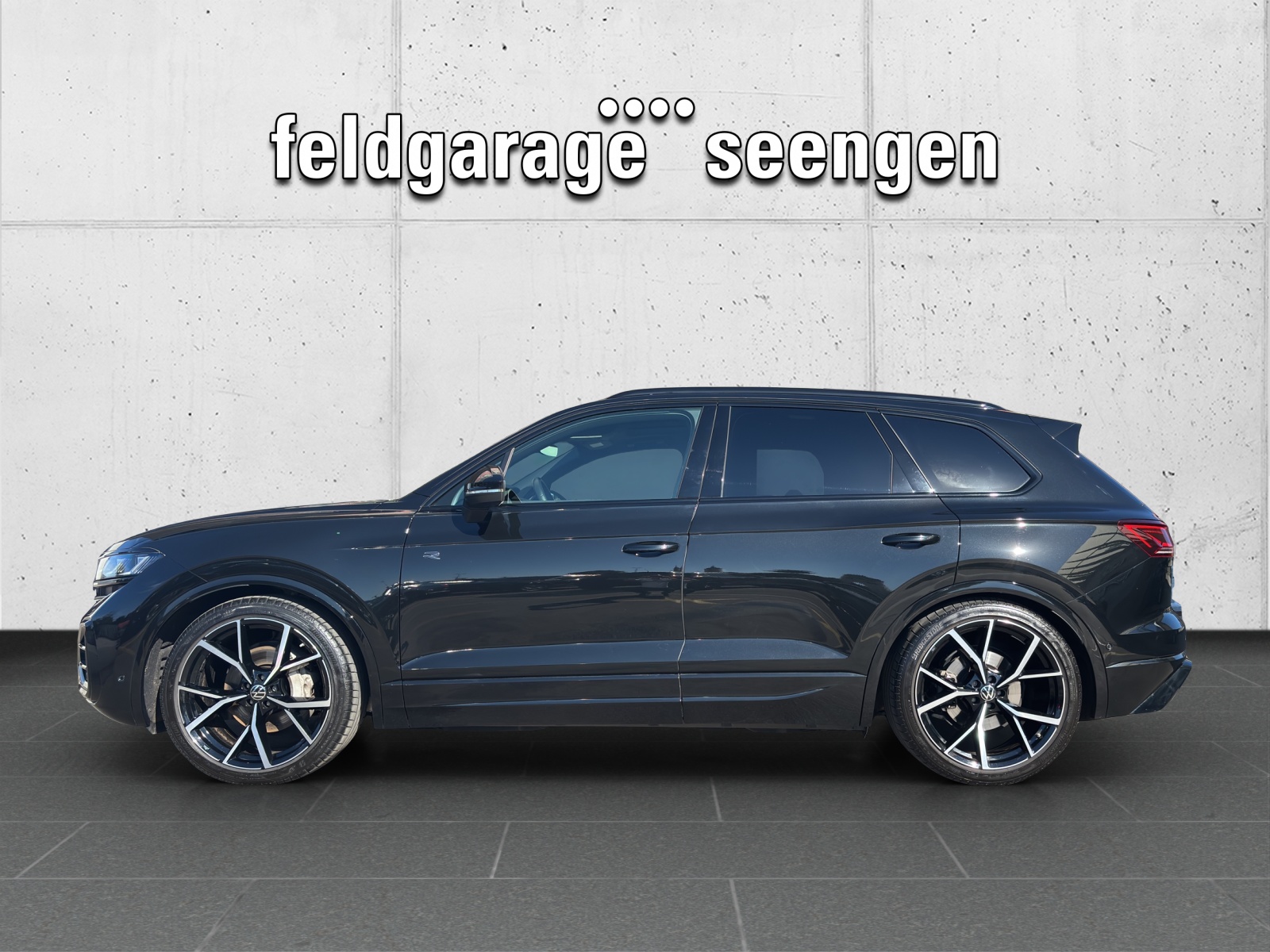 VW New Touareg 3.0 TDI R-Line Tiptronic mit fortl. Werksgarantie, AHK, Panorama-Ausstell-/Schiebedach, Standheizung & Winterräder-showroom-element-1