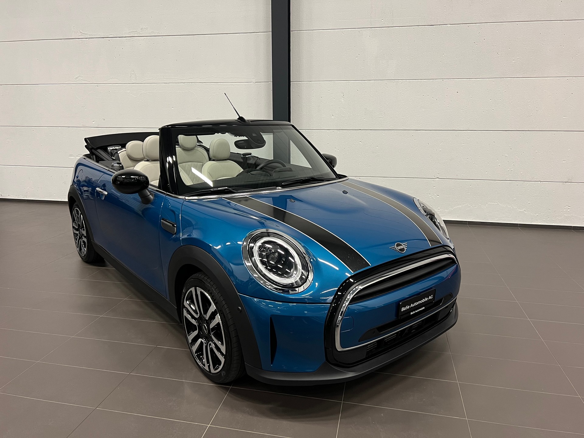 MINI Cooper Cabriolet DKG-showroom-element-1