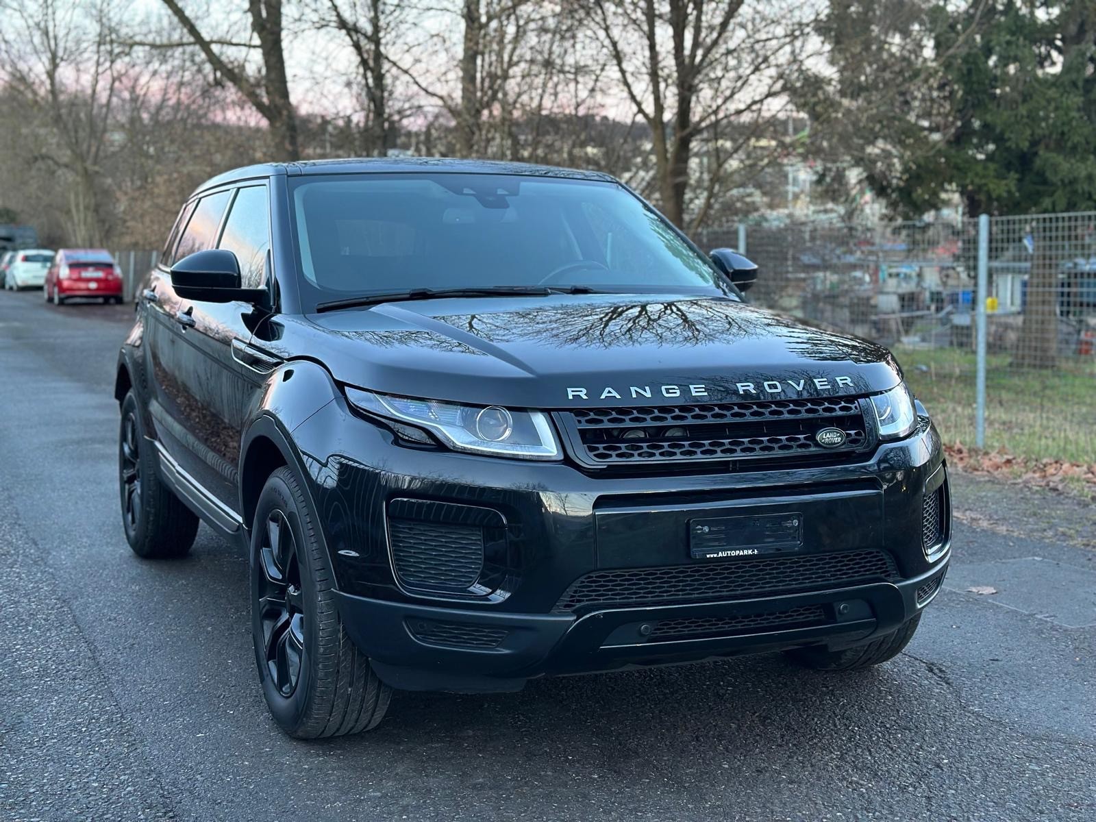 LAND ROVER Range Rover Evoque 2.0 TD4 SE Dynamic AT9-image-3