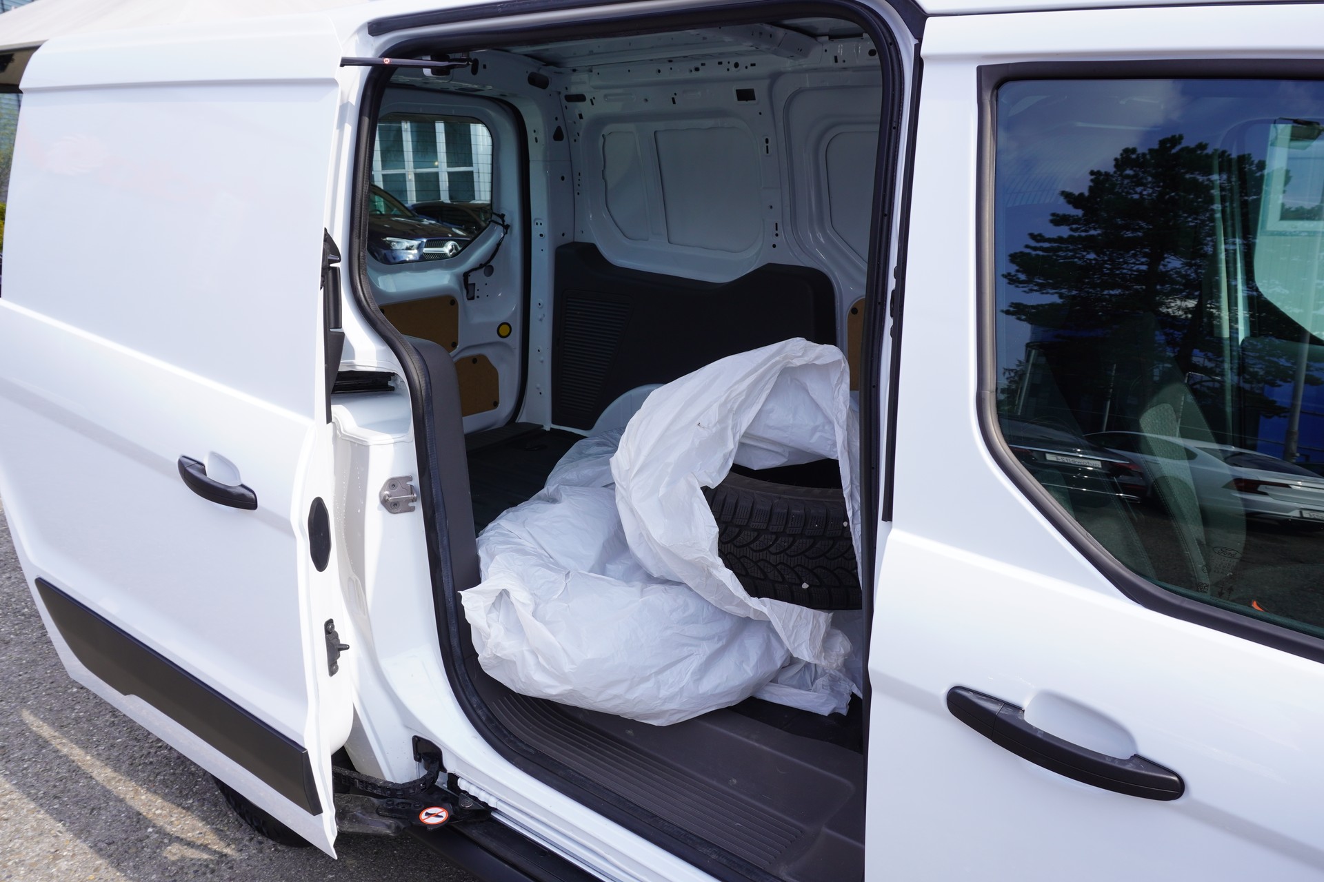 FORD Transit Connect Van T230 1.5 EcoBlue Trend Automat-image-12