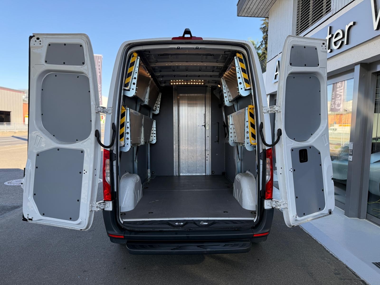 MERCEDES-BENZ Sprinter 315 CDI Standard Worker 9G-TRONIC FWD-image-9