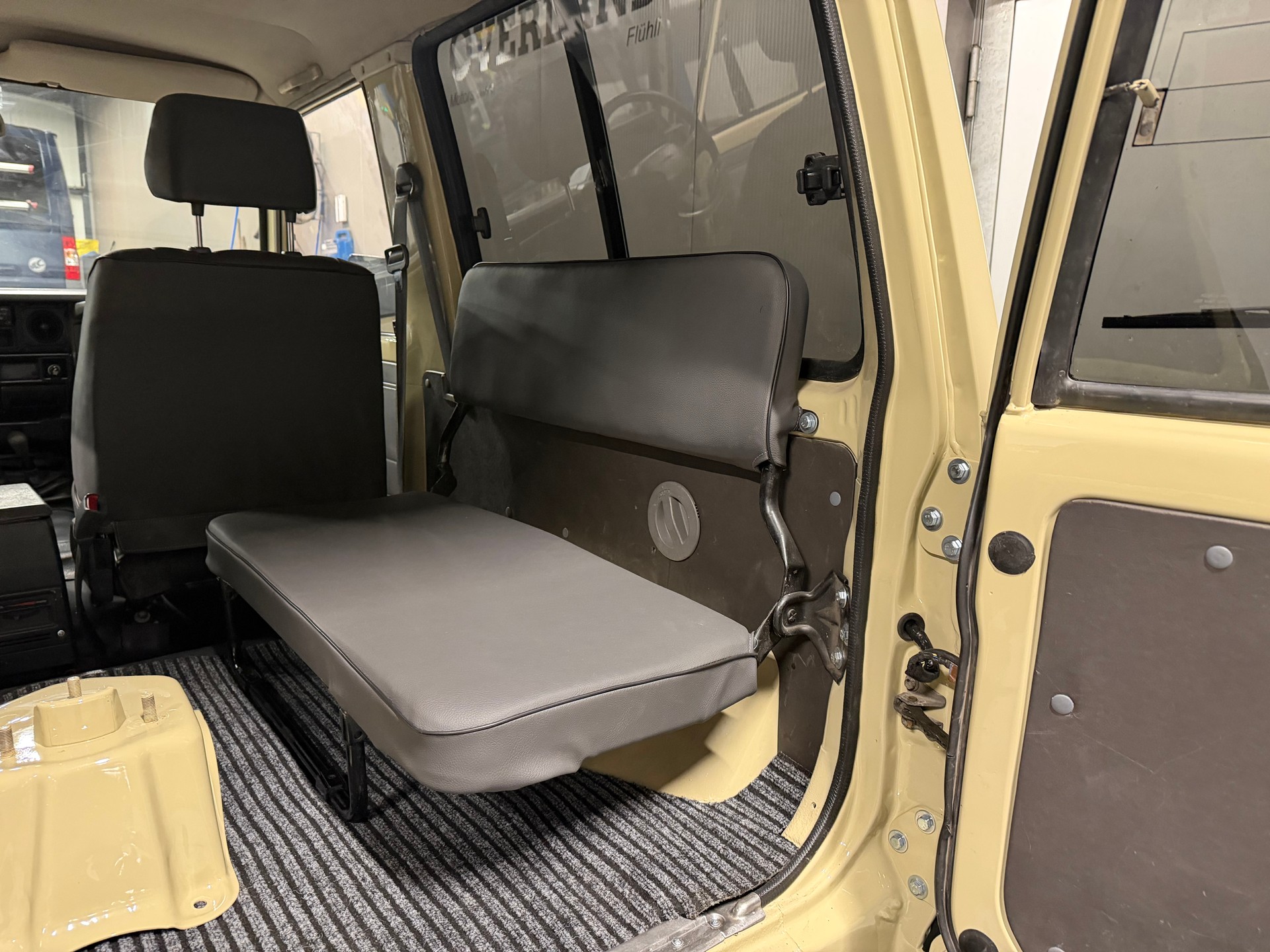 TOYOTA Land Cruiser 400 HdT 4.2 D-image-12