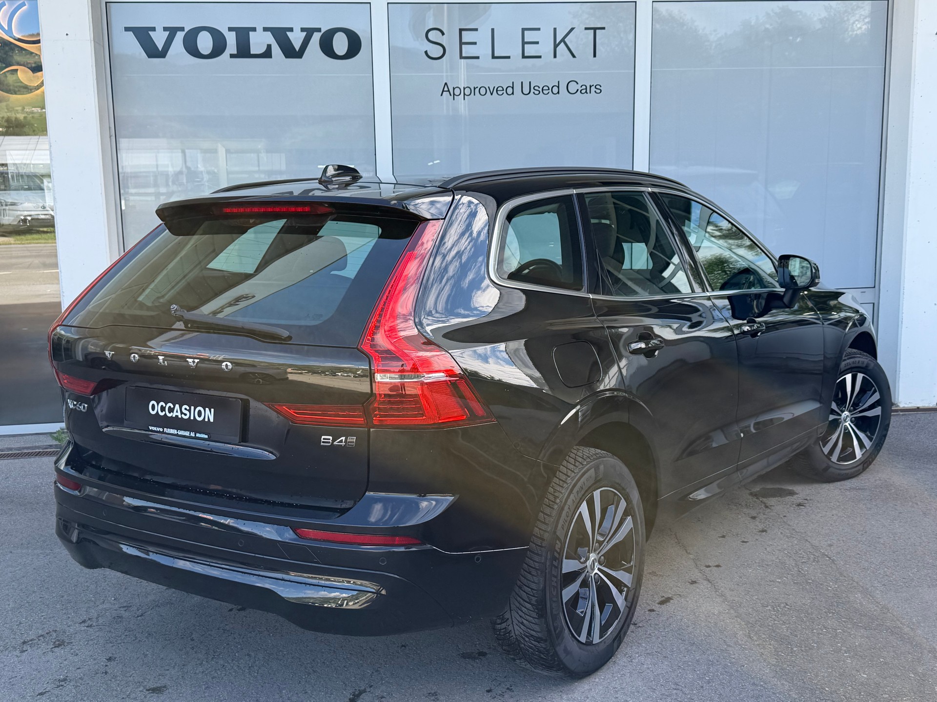 VOLVO XC60 B4 Diesel Mild Hybrid AWD Momentum Geartronic-showroom-element-1