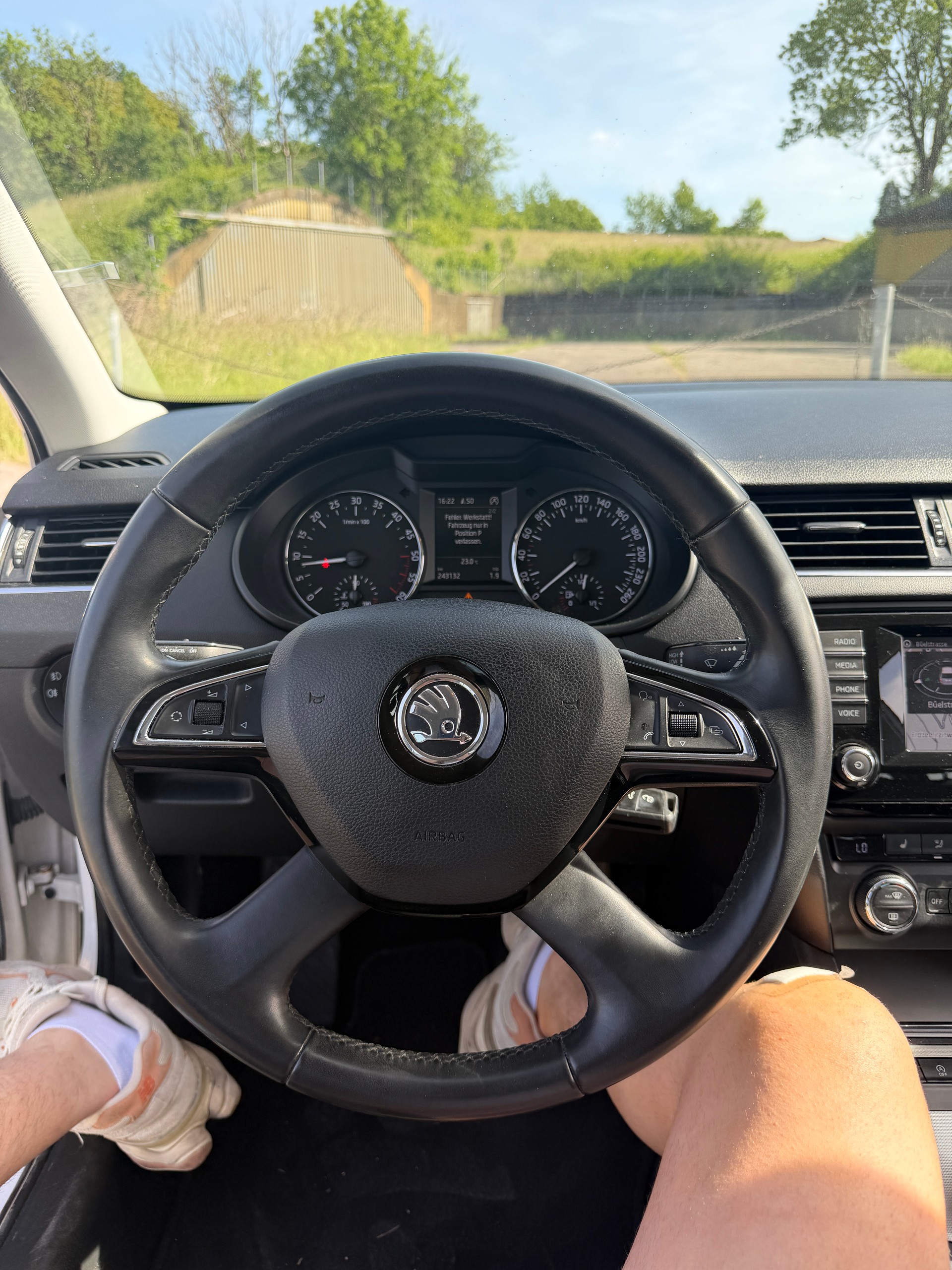 SKODA Octavia Combi 2.0 TDI Ambition 4x4 DSG-image-12