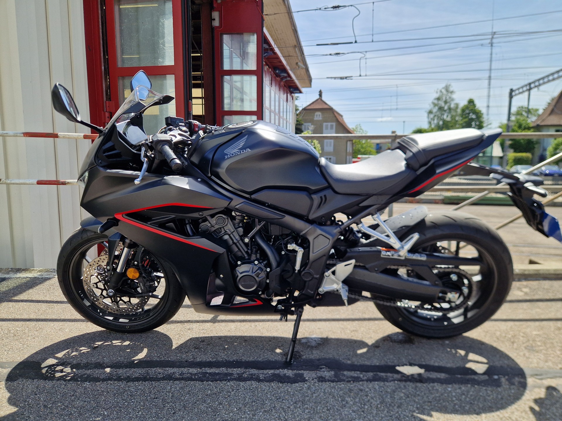 HONDA CBR 650 R E-Clutch (35kW) Black Edition-image-3