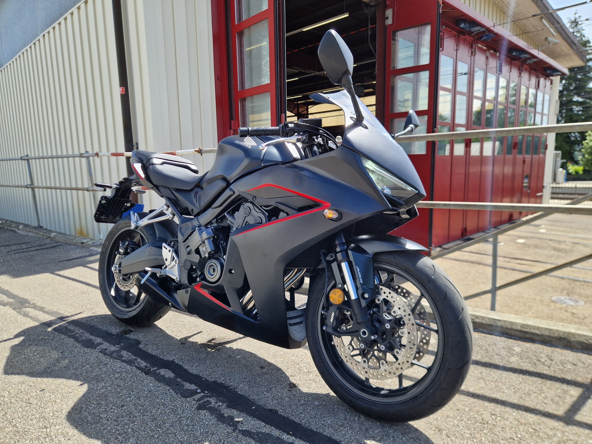 HONDA CBR 650 R E-Clutch (35kW) Black Edition-image-1