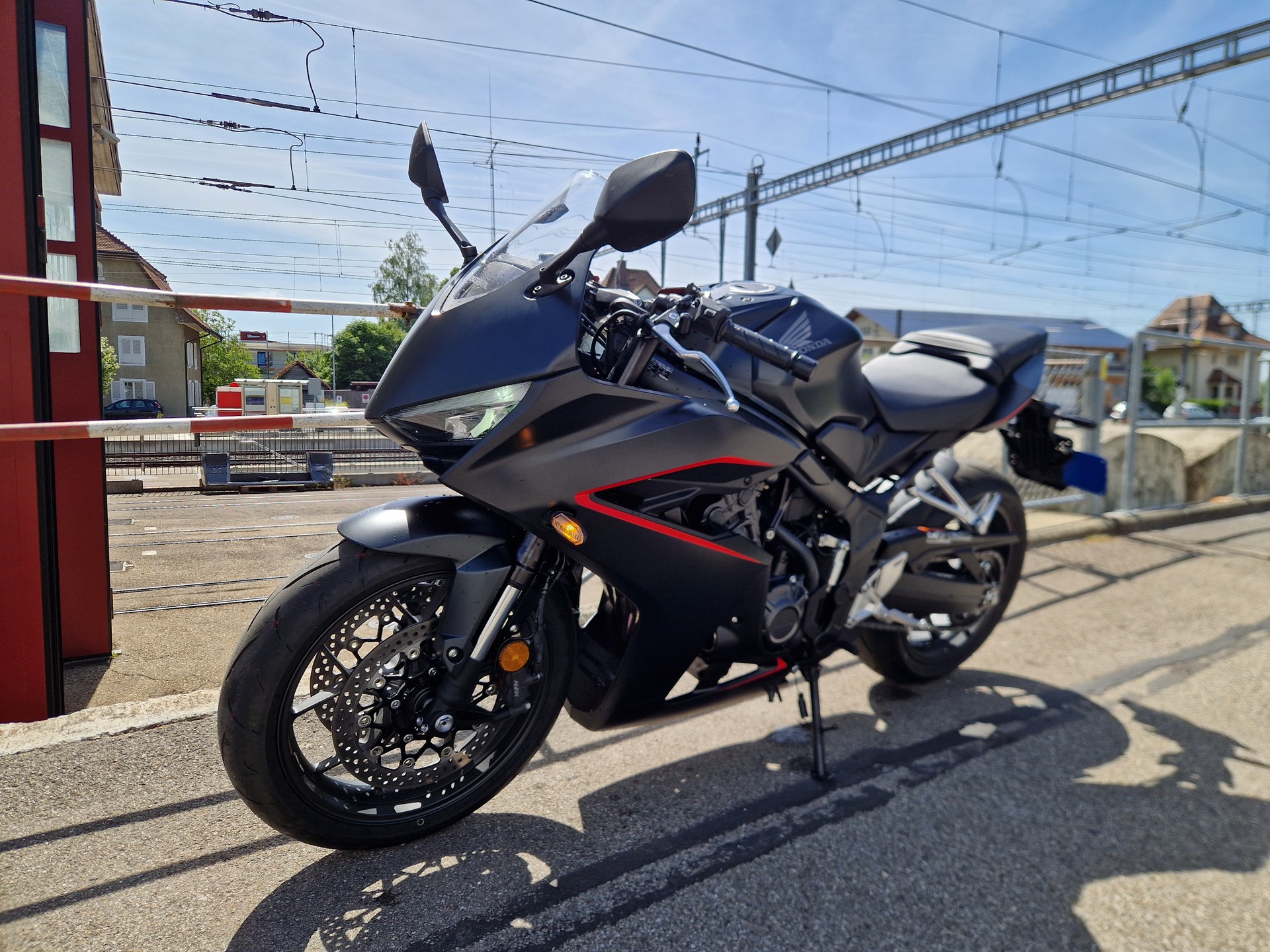 HONDA CBR 650 R E-Clutch (35kW) Black Edition-image-4