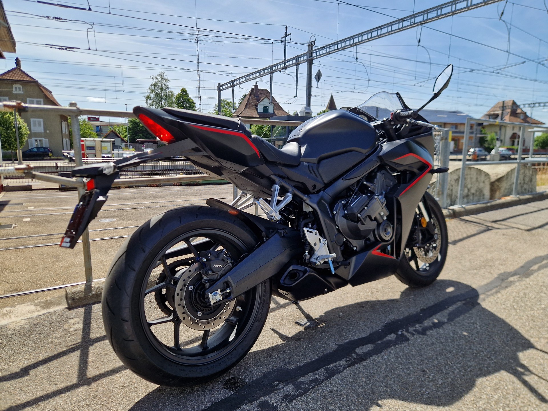 HONDA CBR 650 R E-Clutch (35kW) Black Edition-image-2