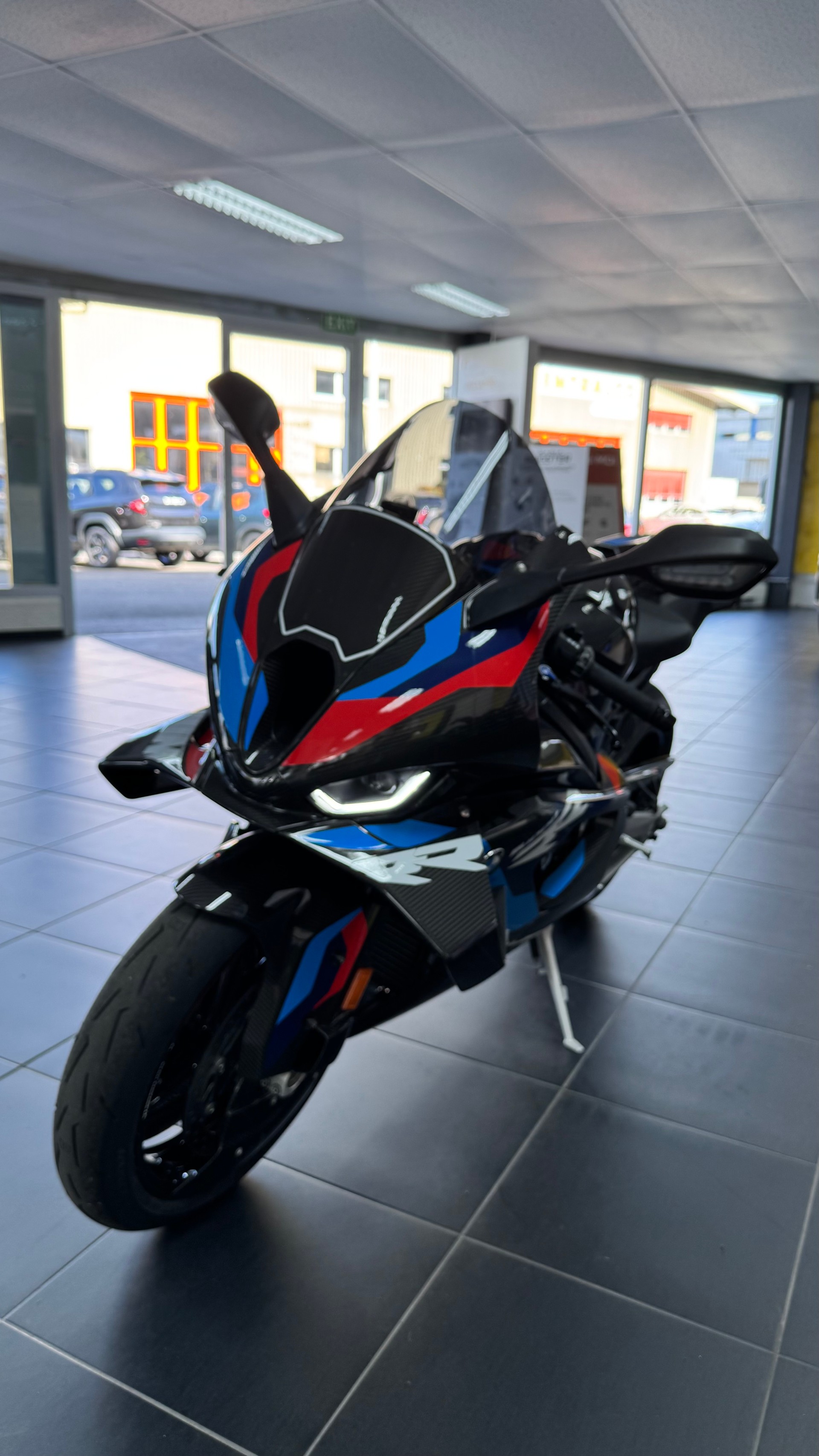BMW M 1000 RR-image-1