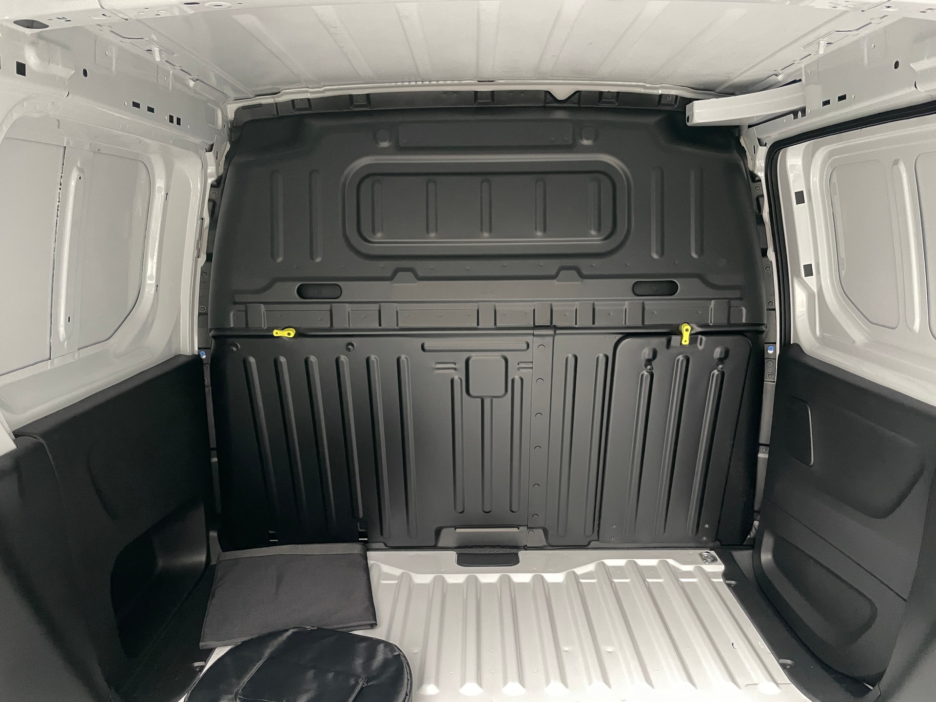 PEUGEOT e-Partner 50kWh Standard mit Rückfahrkamera-image-8