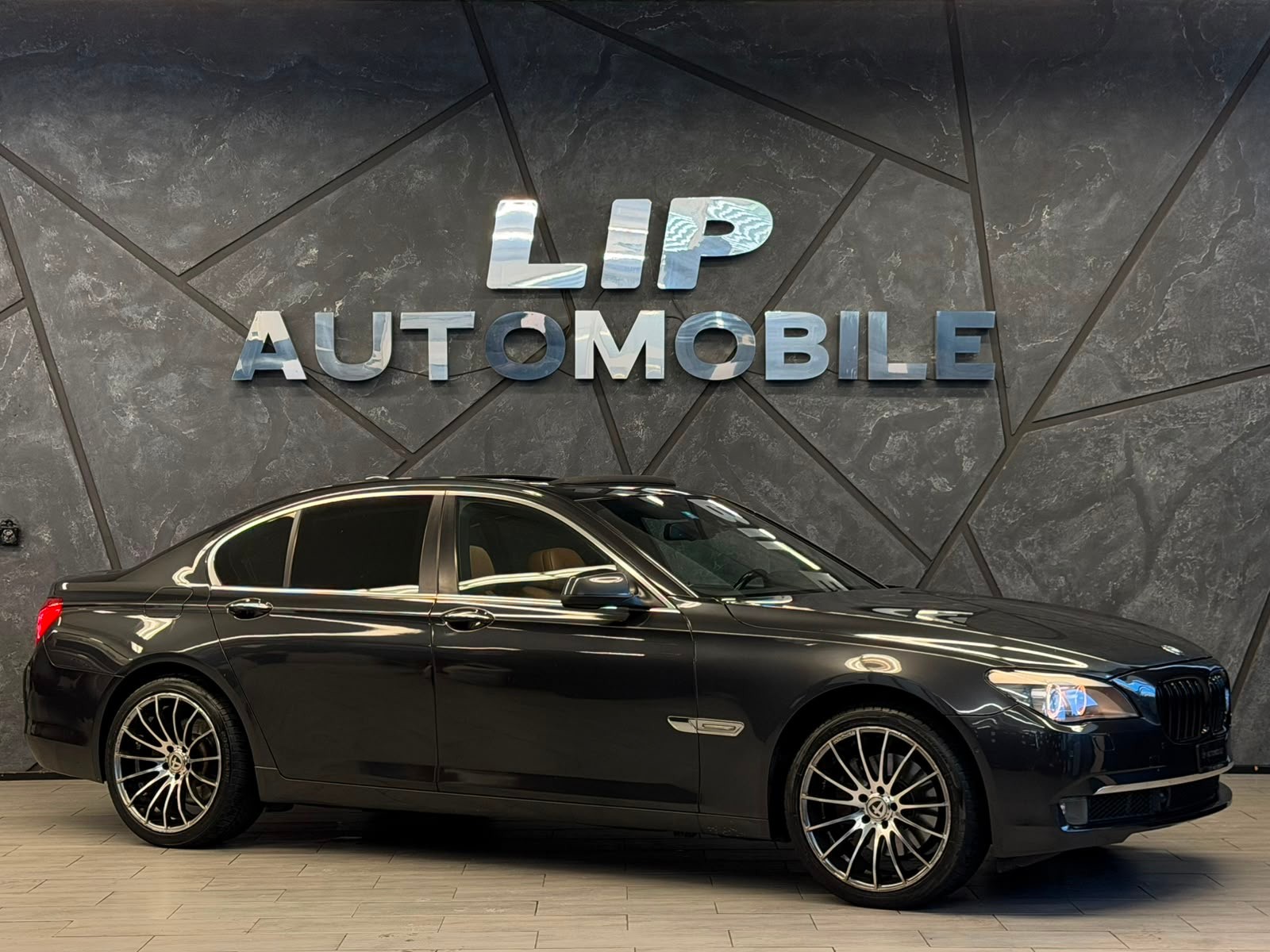 BMW 750i-showroom-element-2