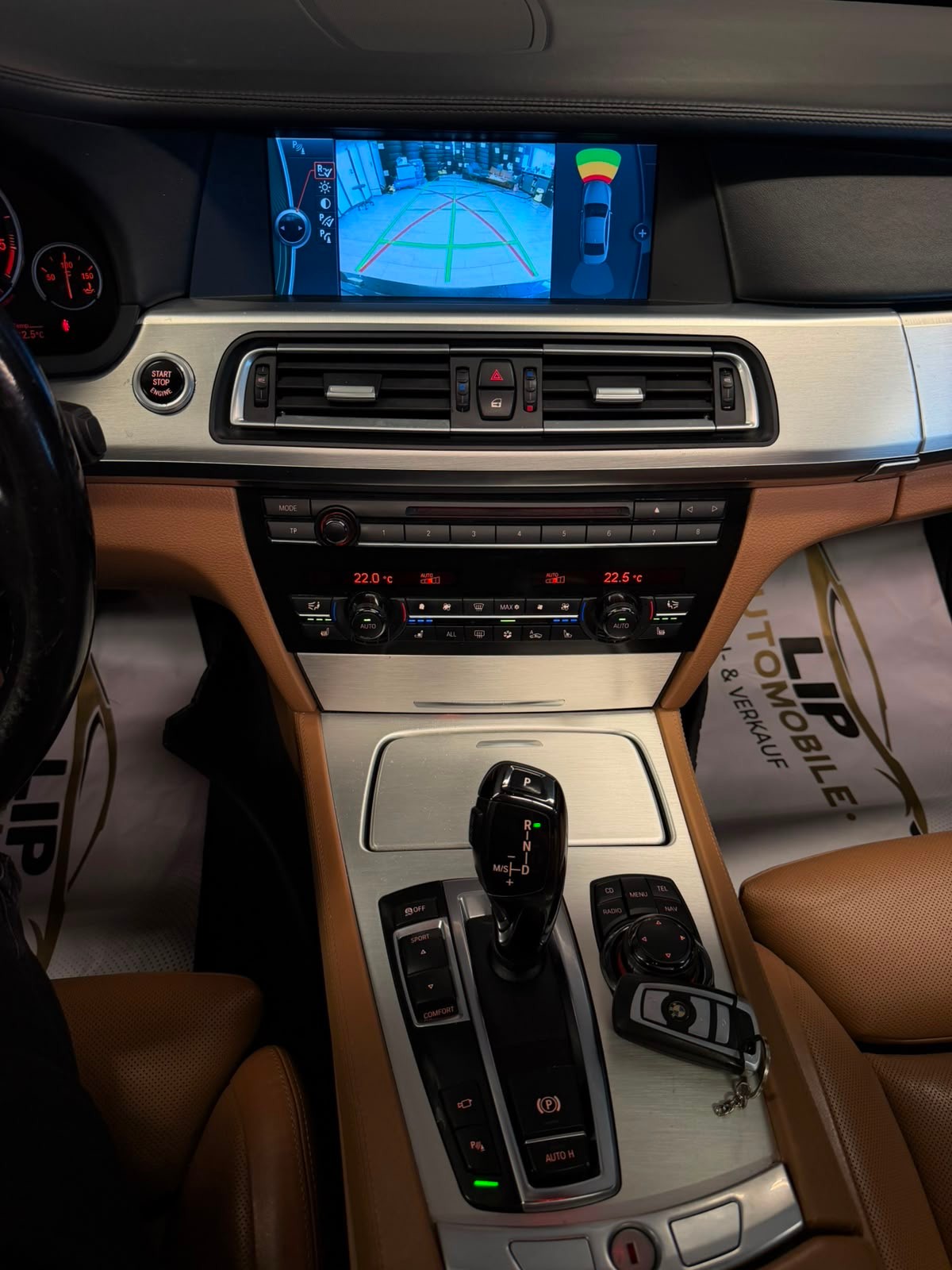 BMW 750i-image-11