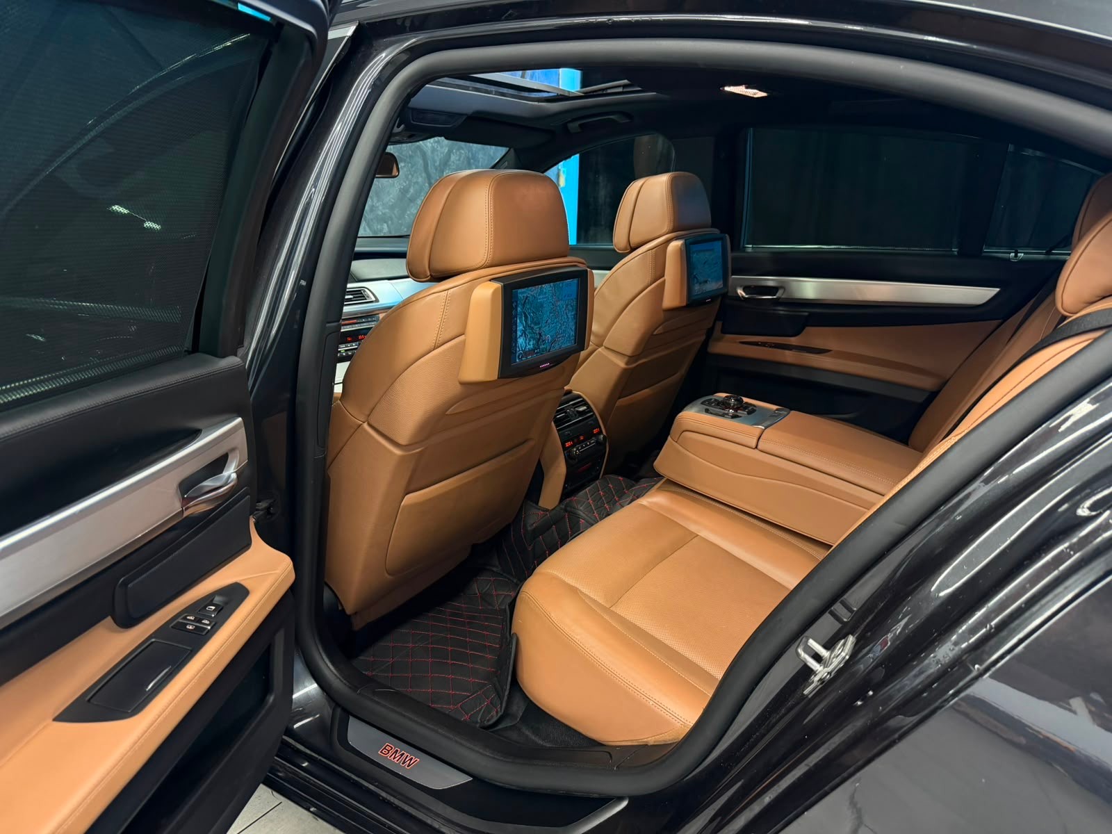 BMW 750i-image-13