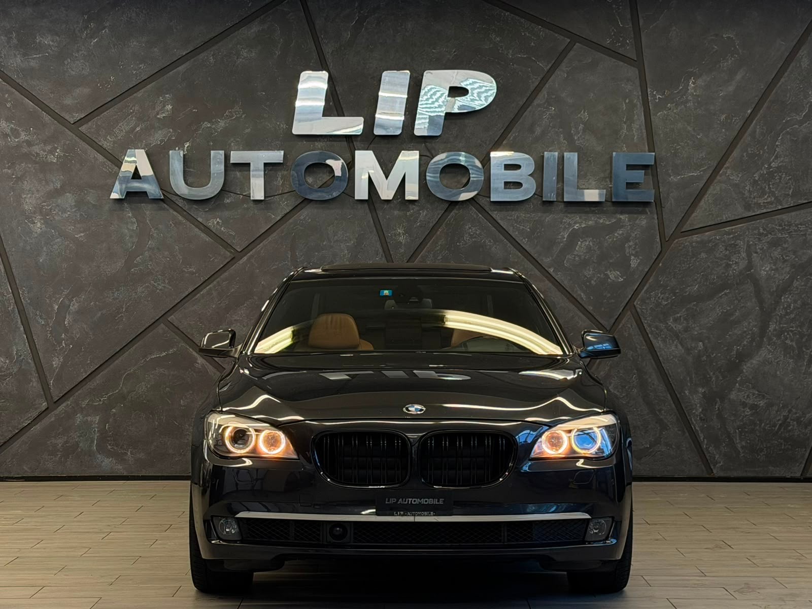 BMW 750i-showroom-element-1