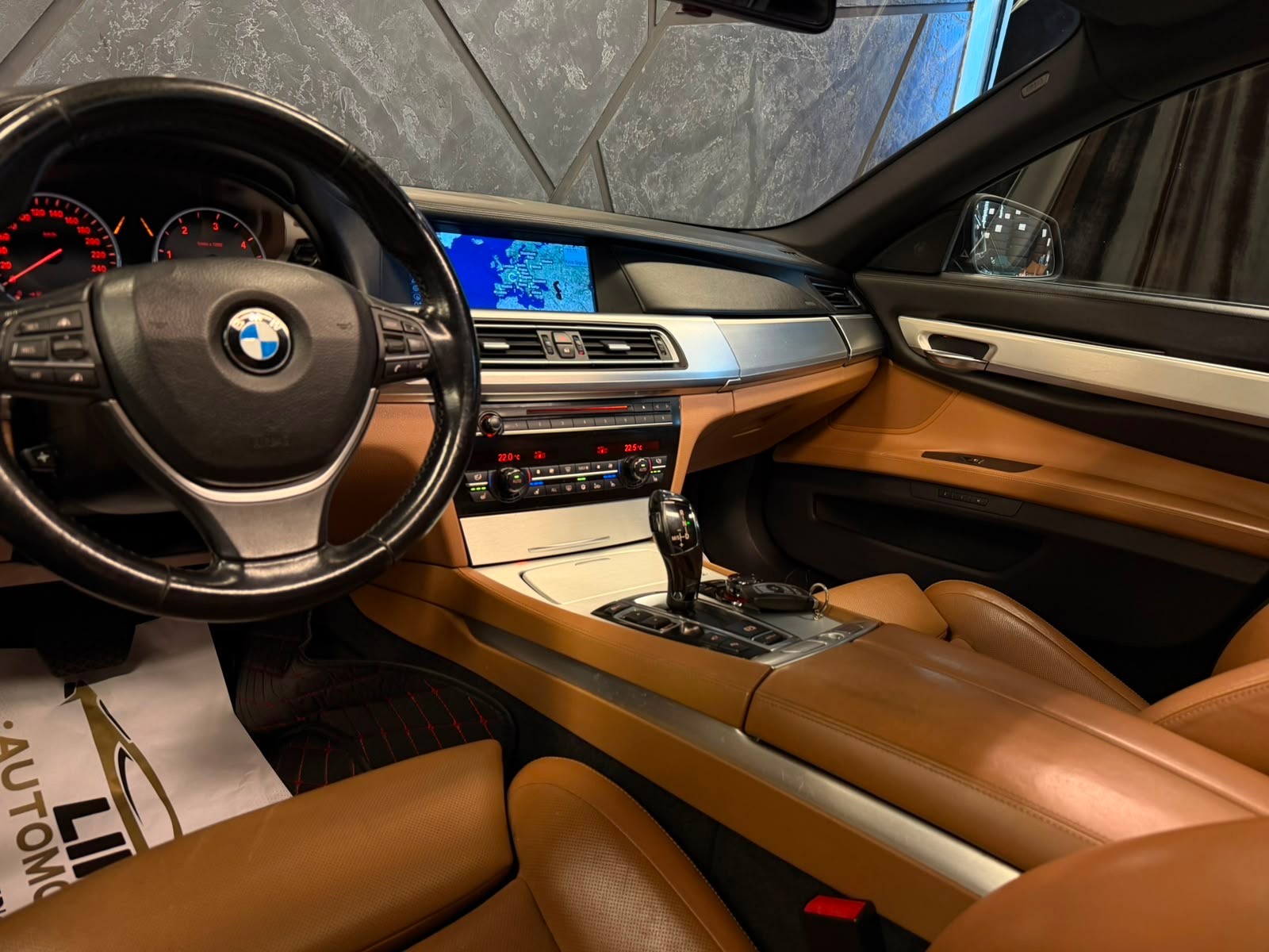 BMW 750i-image-9
