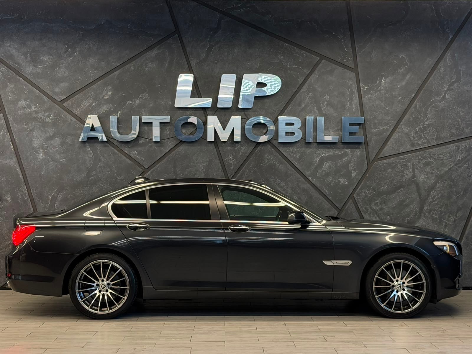 BMW 750i-image-4